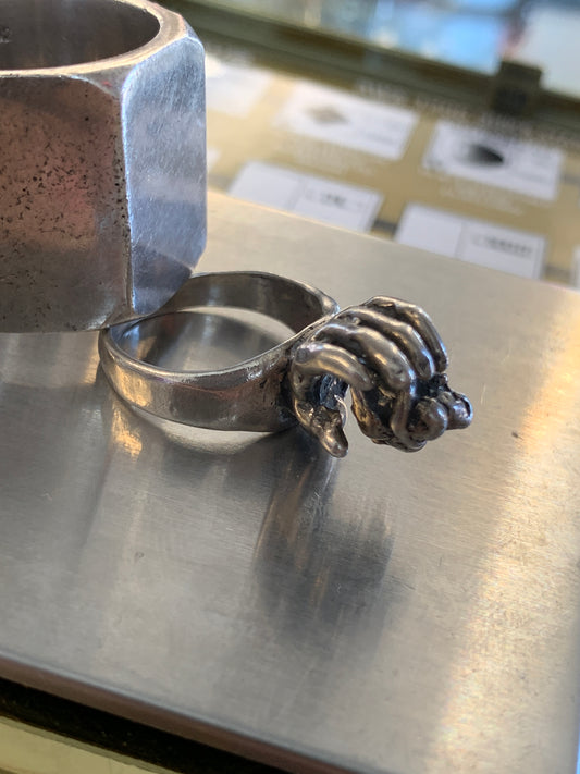 LOVERS IN A HAND SILVER RING (8.4 GRAMS)