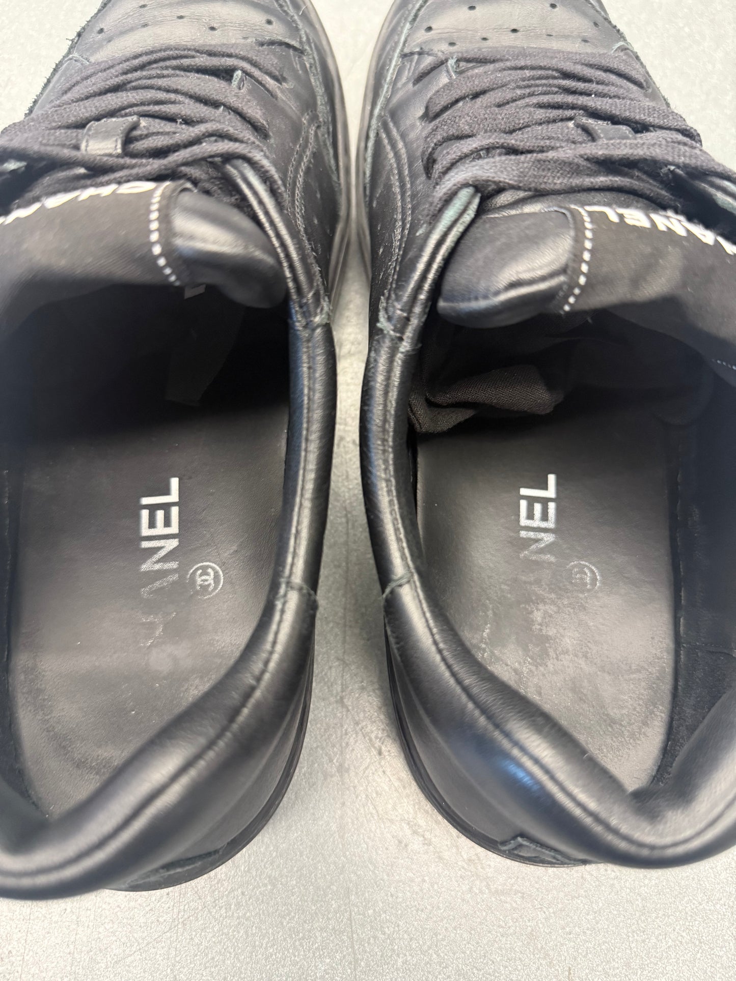 SIZE 42 CHANEL G36487 LEATHER SNEAKER - BLACK