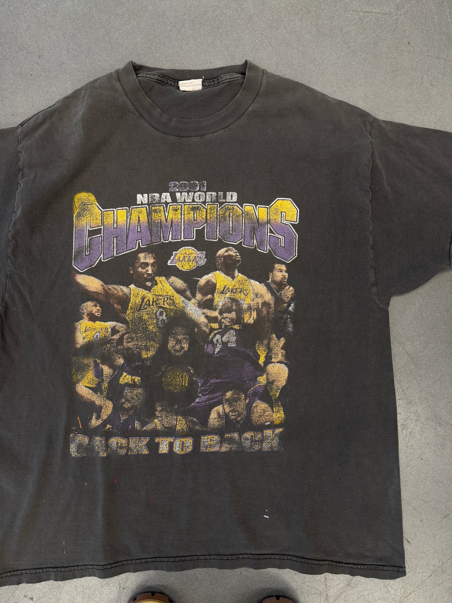 2001 LOS ANGELES LAKERS NBA WORLD CHAMPIONS BACK TO BACK "THE RICHEST HISTORY" TEE (FADED TAG)