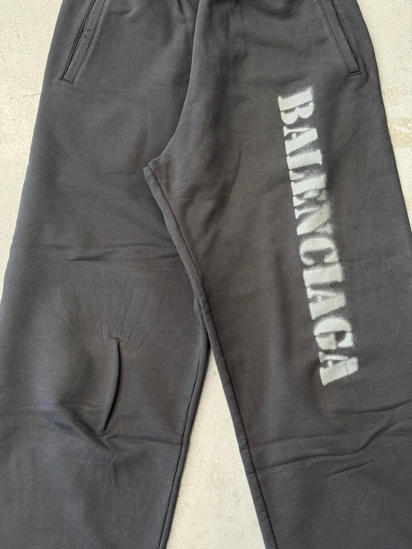 BALENCIAGA STENCIL TYPE BAGGY SWEATPANT - BLACK