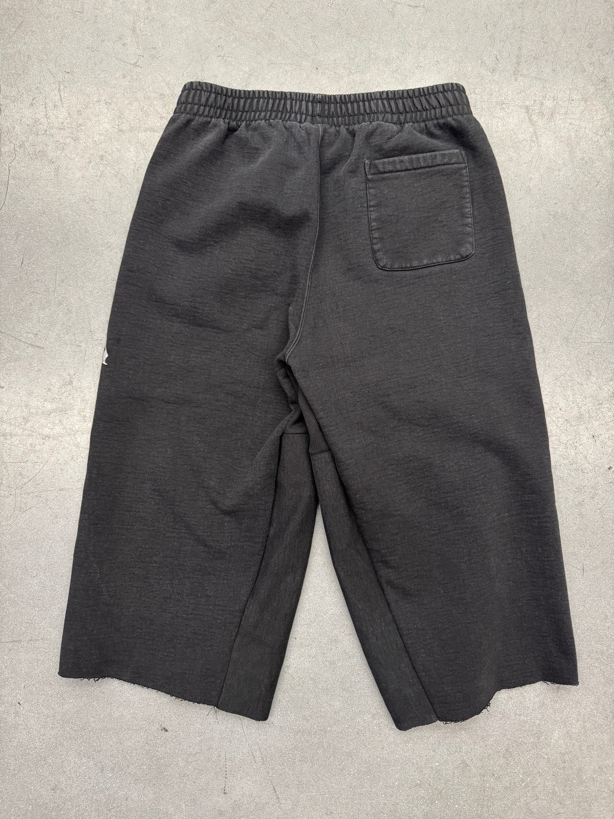 FW25 SUPREME WASHED OLD ENGLISH CUSTOM SWEATSHORTS CUT - BLACK (FADED)