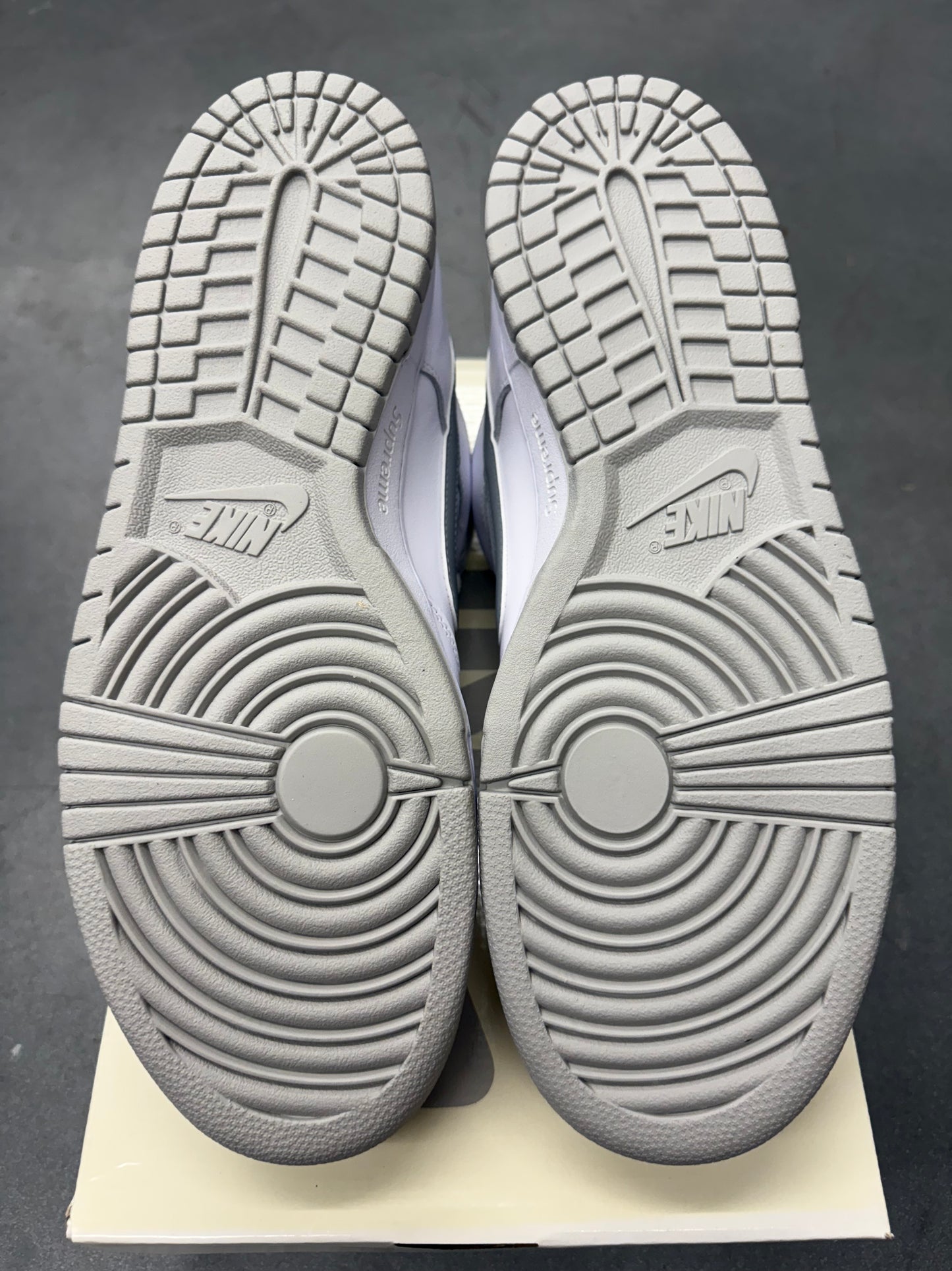 NIKE SB DUNK LOW SUPREME 94 WHITE METALLIC SILVER