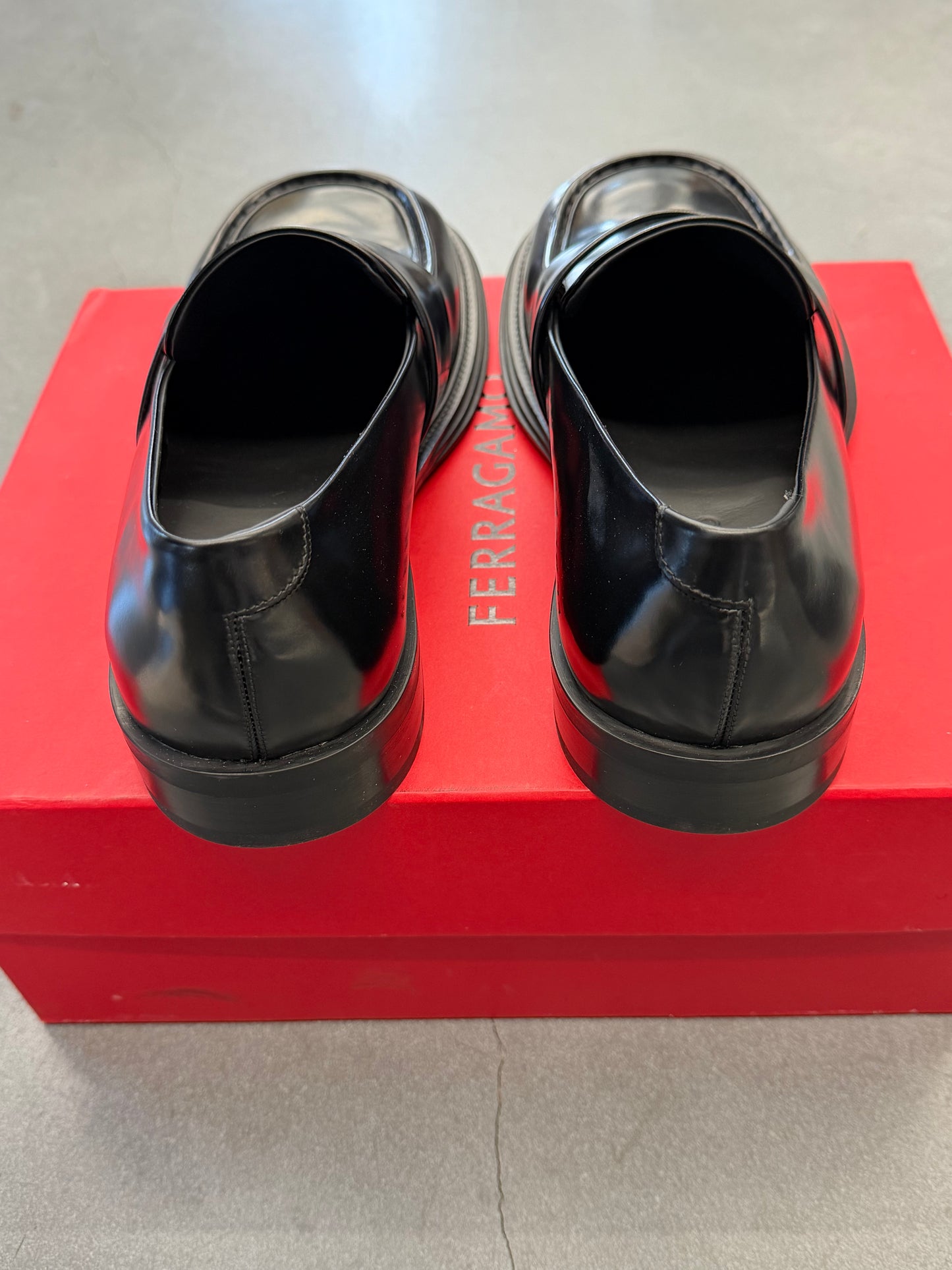 FERRAGAMO FIDELE BLACK LEATHER WIDE TOE LOAFERS (W/BOX)