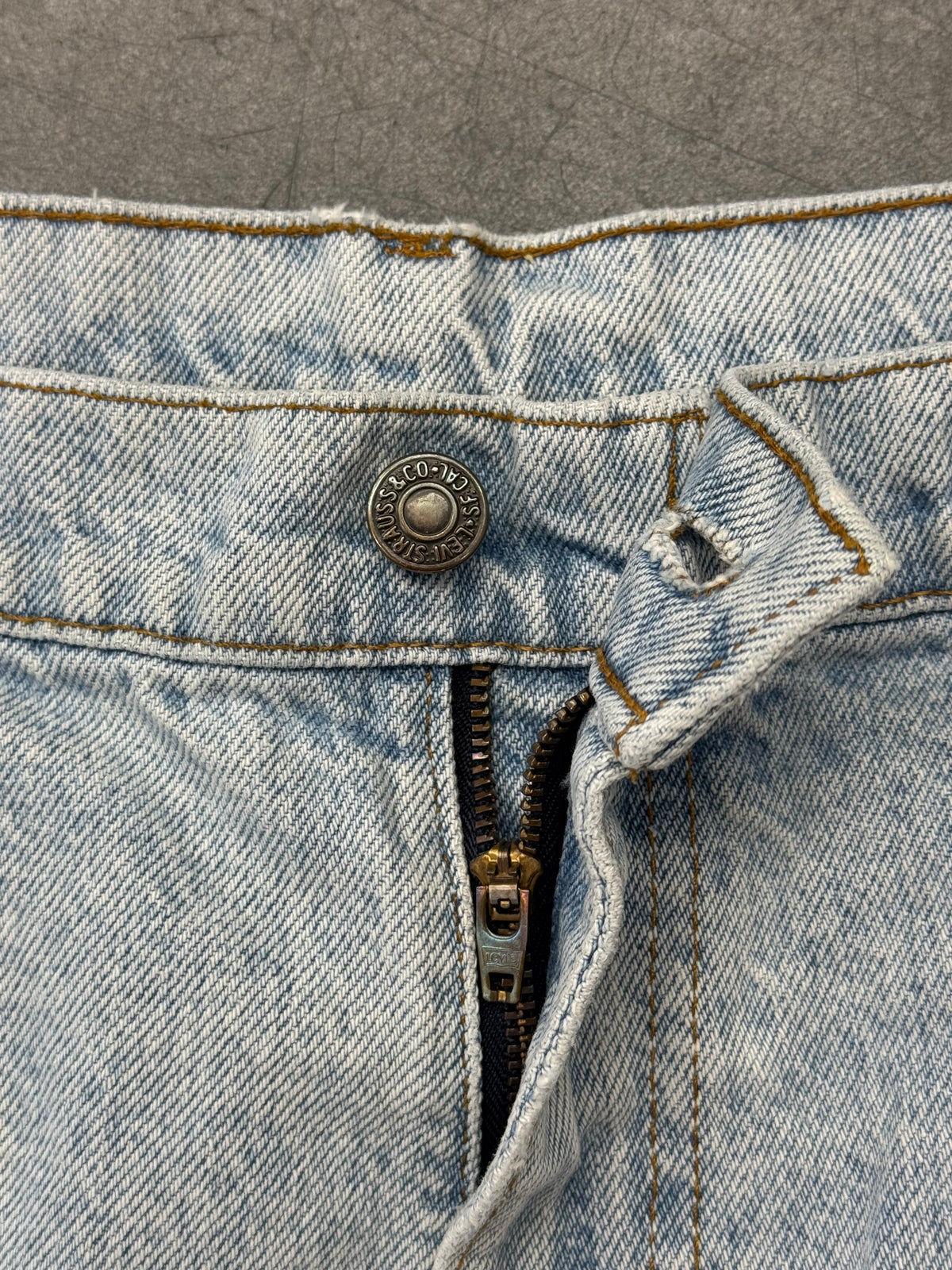 1987 LEVI'S 549 TWO HORSE BRAND LIGHT WASH DENIM JEANS (38X30)