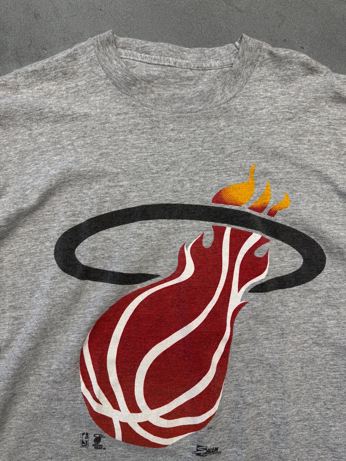 90'S MIAMI HEAT SALEM BASIC FLAMING BALL LOGO TEE (PULLED TAG)