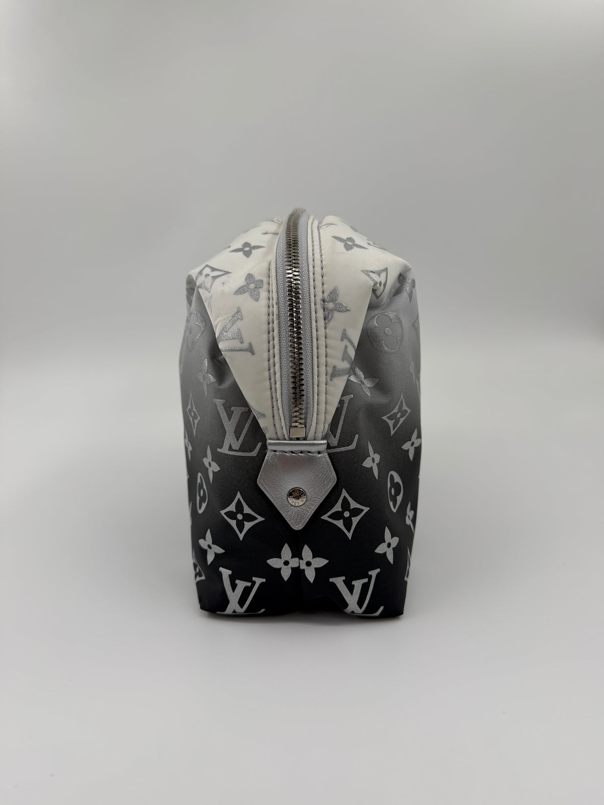 2024 LOUIS VUITTON COSMETIC POUCH - FROST GRADIANT SILVER
