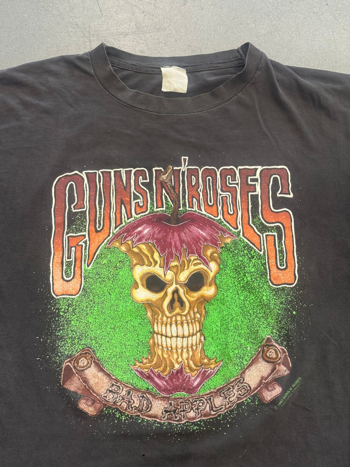 1992 GUNS N' ROSES BAD APPLES USE YOUR ILLUSION TOUR TEE (FADED TAG)