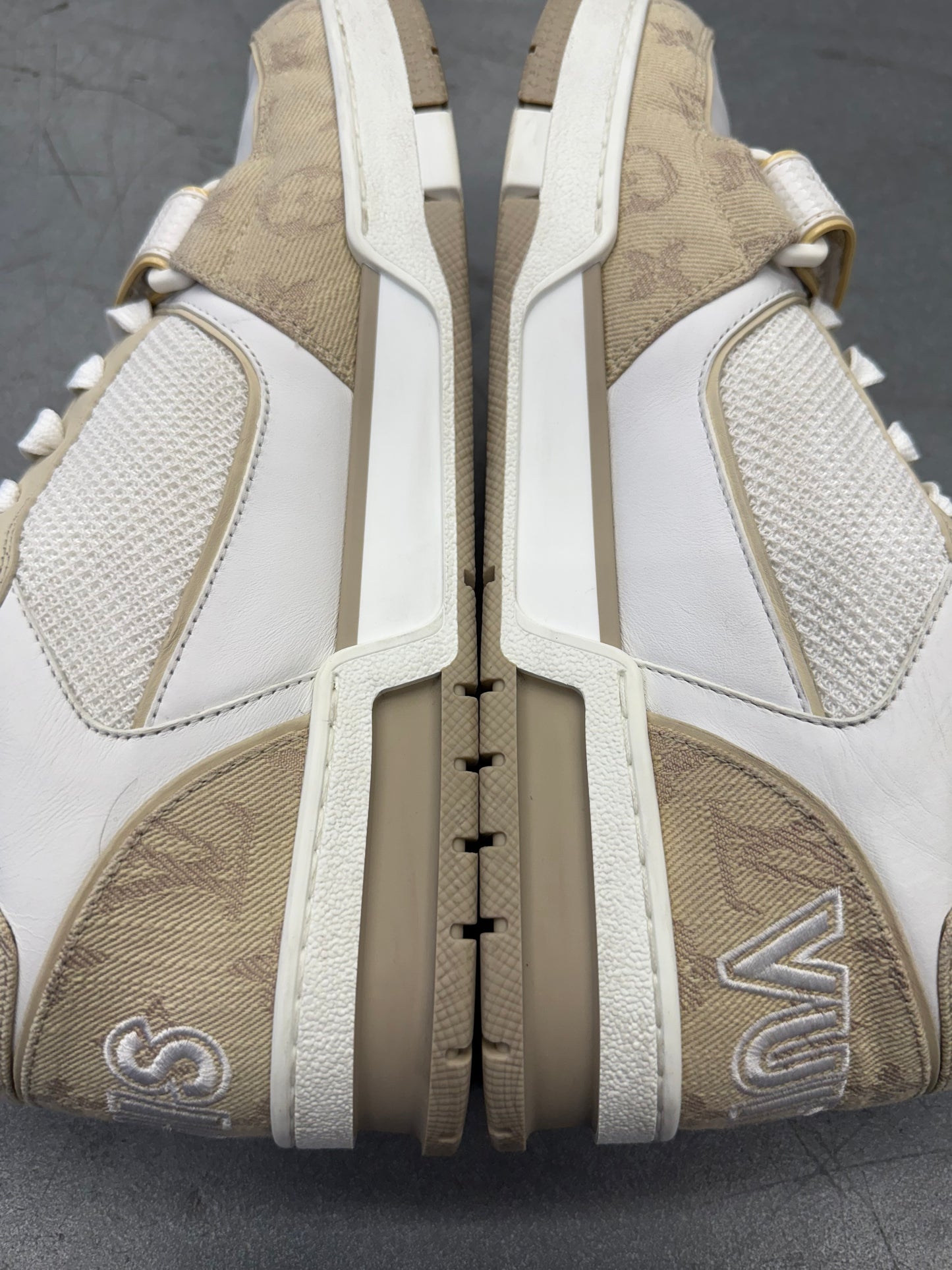 US 9.5 LV 8 LOUIS VUITTON LV TRAINER LOW 'VELCRO STRAP' BEIGE MONOGRAM
