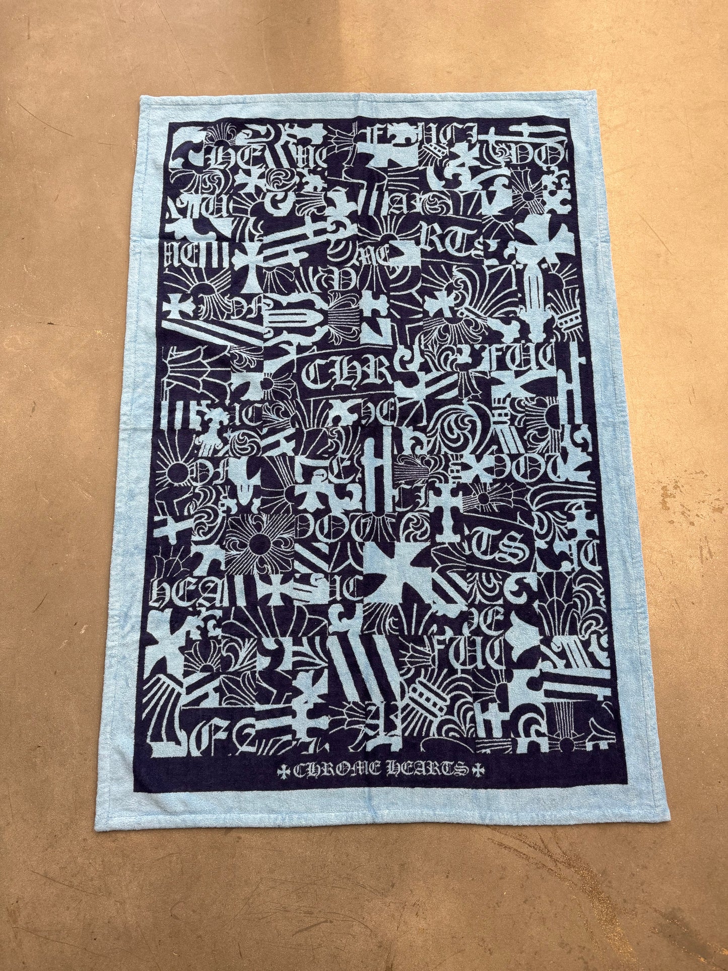 CHROME HEARTS PATTERNED BEACH TOWEL - BLUE