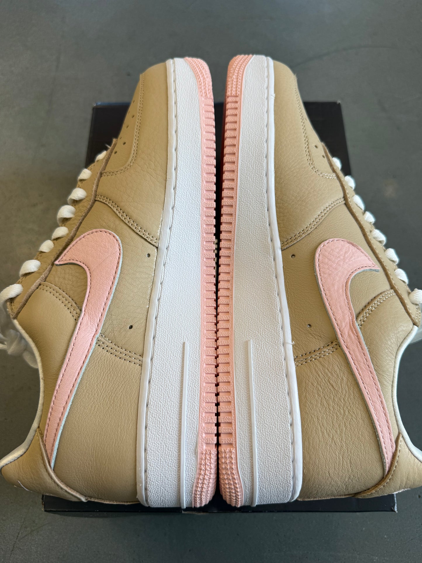 2024 SIZE 9.5 NIKE AIR FORCE 1 LOW LINEN (NEW WITH BOX)