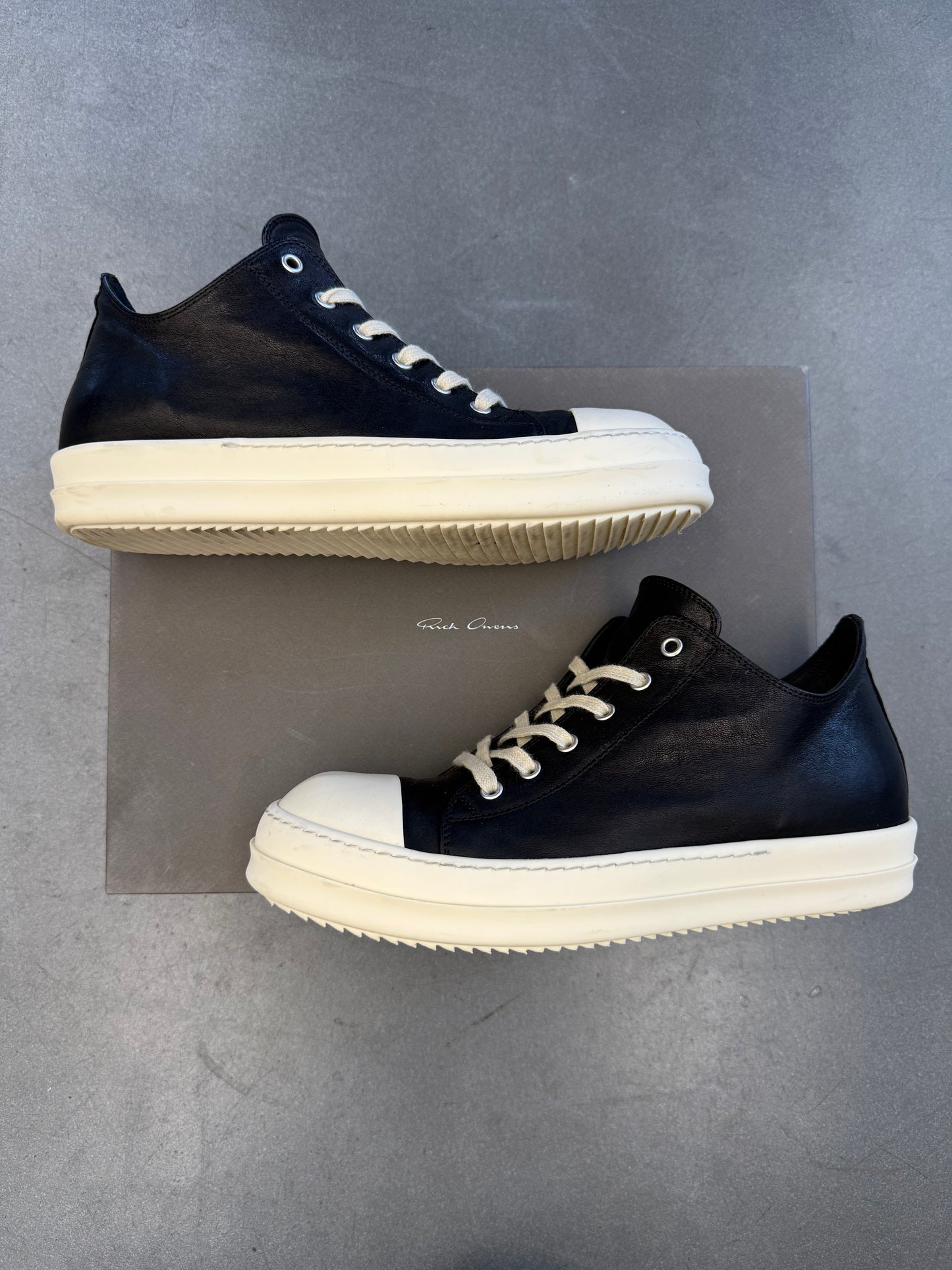 SIZE 42 RICK OWENS HOLLYWOOD LOW BLACK MILK (PRE-OWNED WITH BOX)