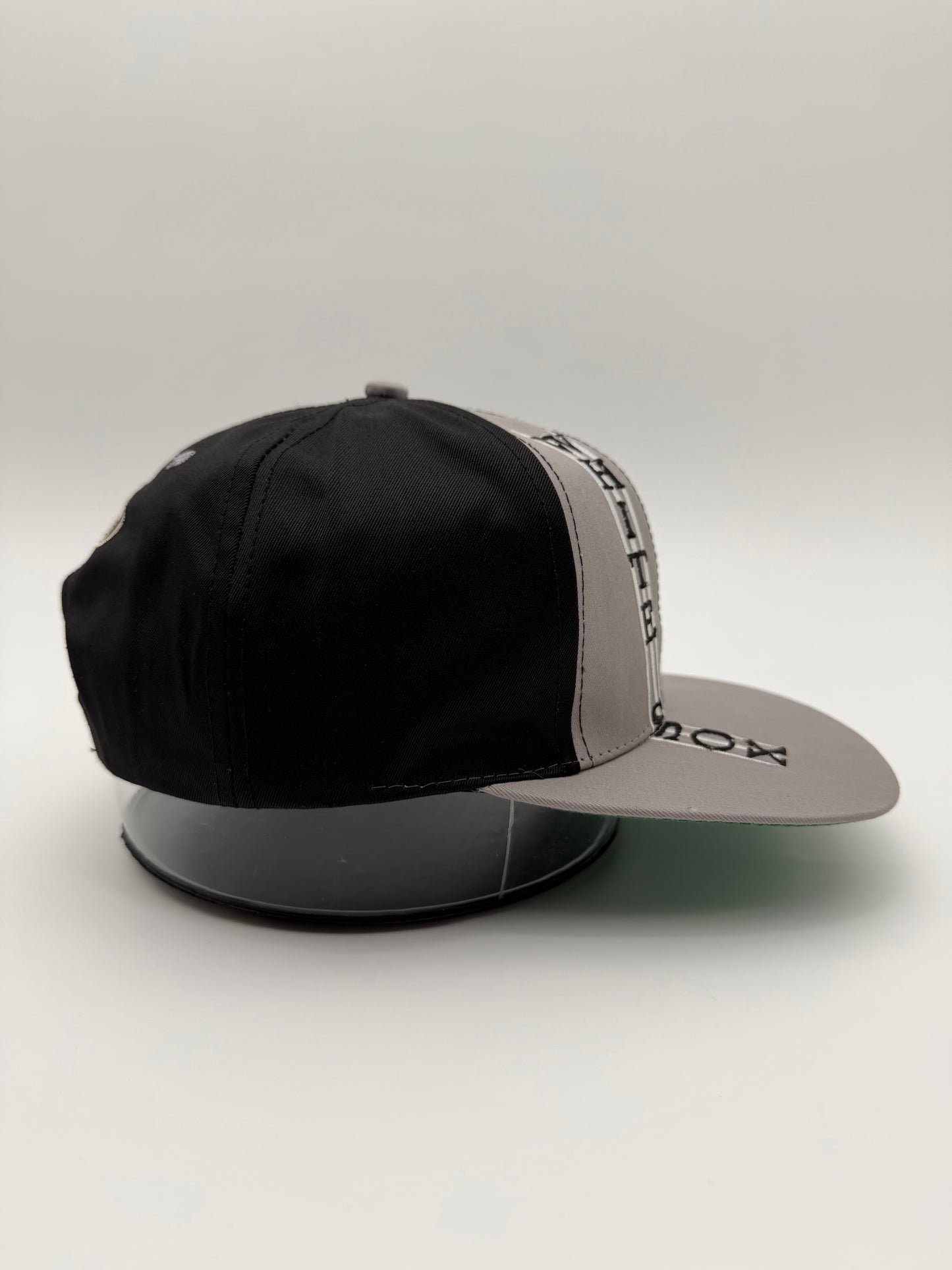 90S WHITE SOX VERTICAL SPELLOUT PANEL SNAPBACK (GENUINE MERCHANDISE TAG) (NWT)