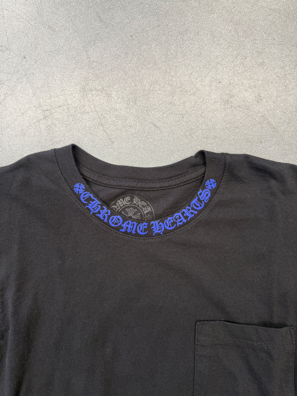 CHROME HEARTS COLLAR PRINT 1988 POCKET LONG SLEEVE TEE - BLACK/BLUE