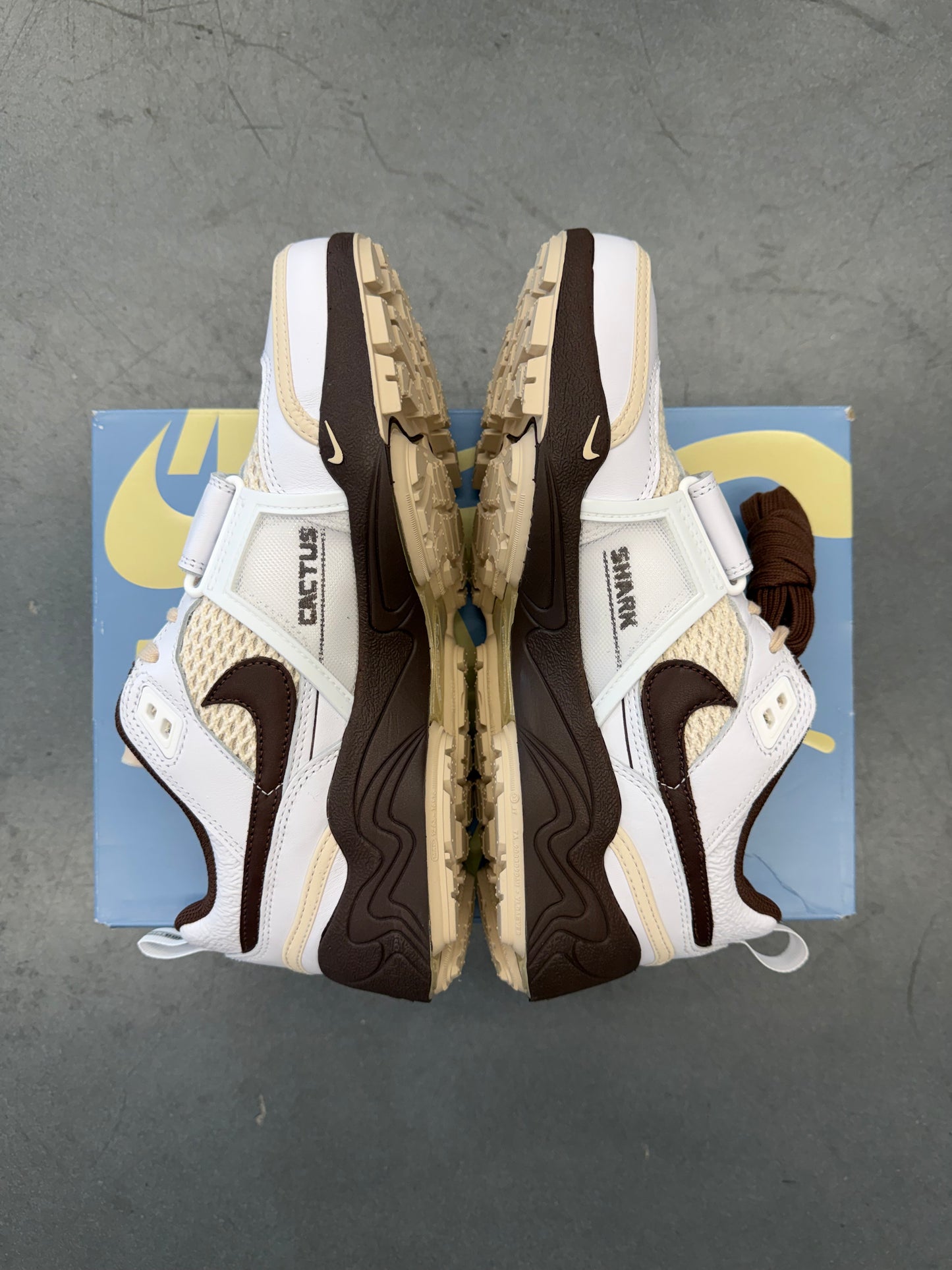 2025 SIZE 8.5 NIKE ZOOM FIELD JAXX TRAVIS SCOTT LIGHT CHOCOLATE (NEW WITH BOX)