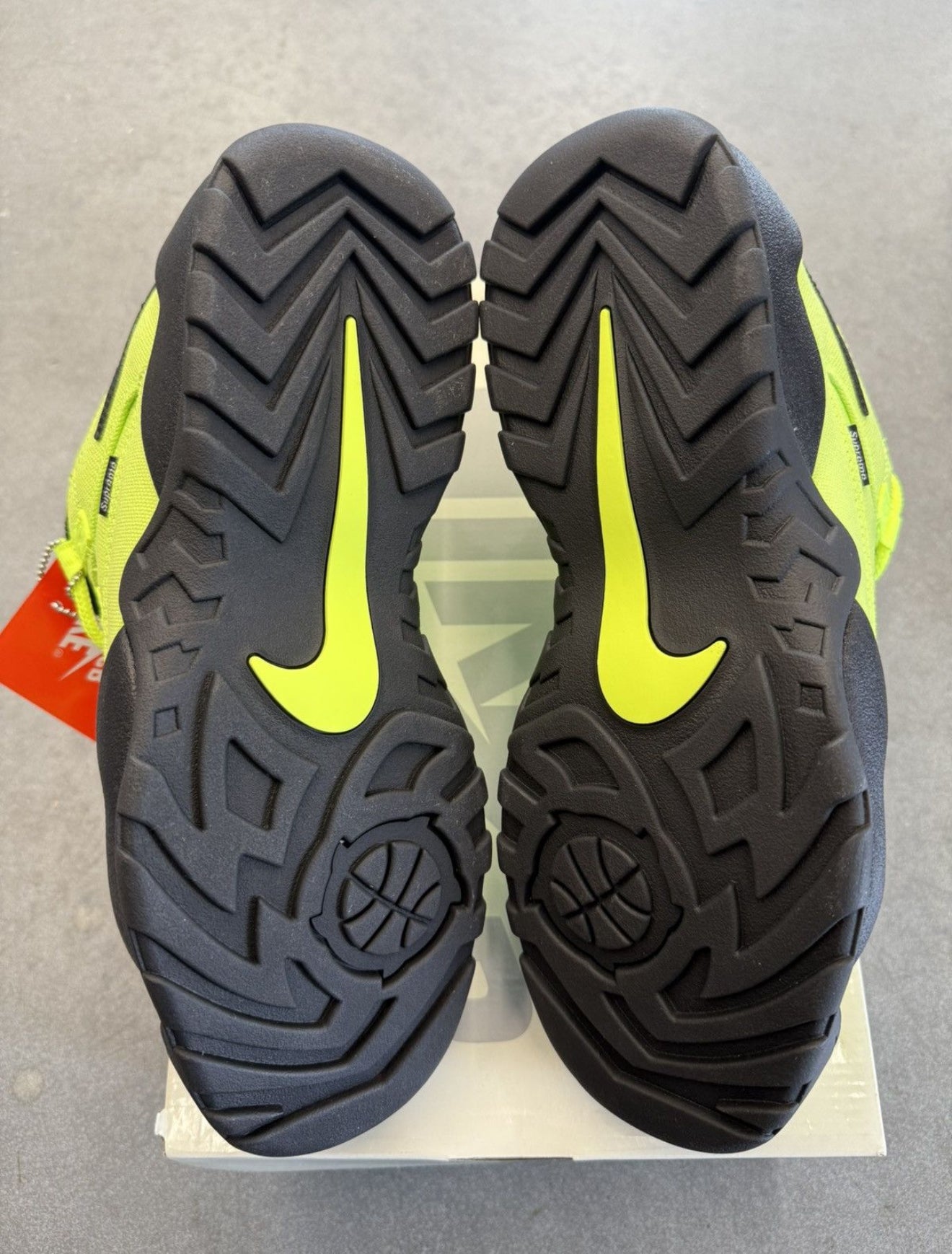 SIZE 10.5M NIKE SB DARWIN LOW SUPREME VOLT (BRAND NEW, WITH BOX)