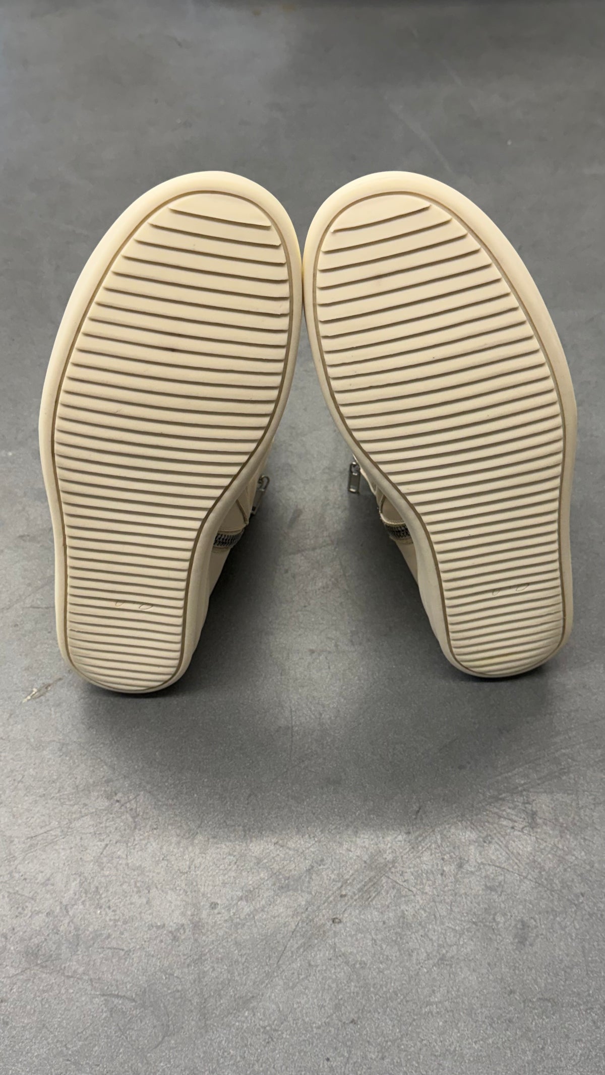 RICK OWENS CHALK WHITE GEOBASKETS