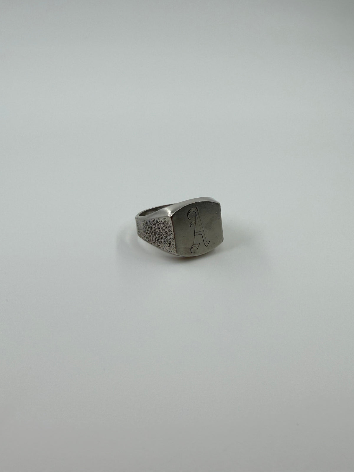 VINTAGE OLD ENGLISH "A" SIGNET SILVER RING (6.4 GRAMS)