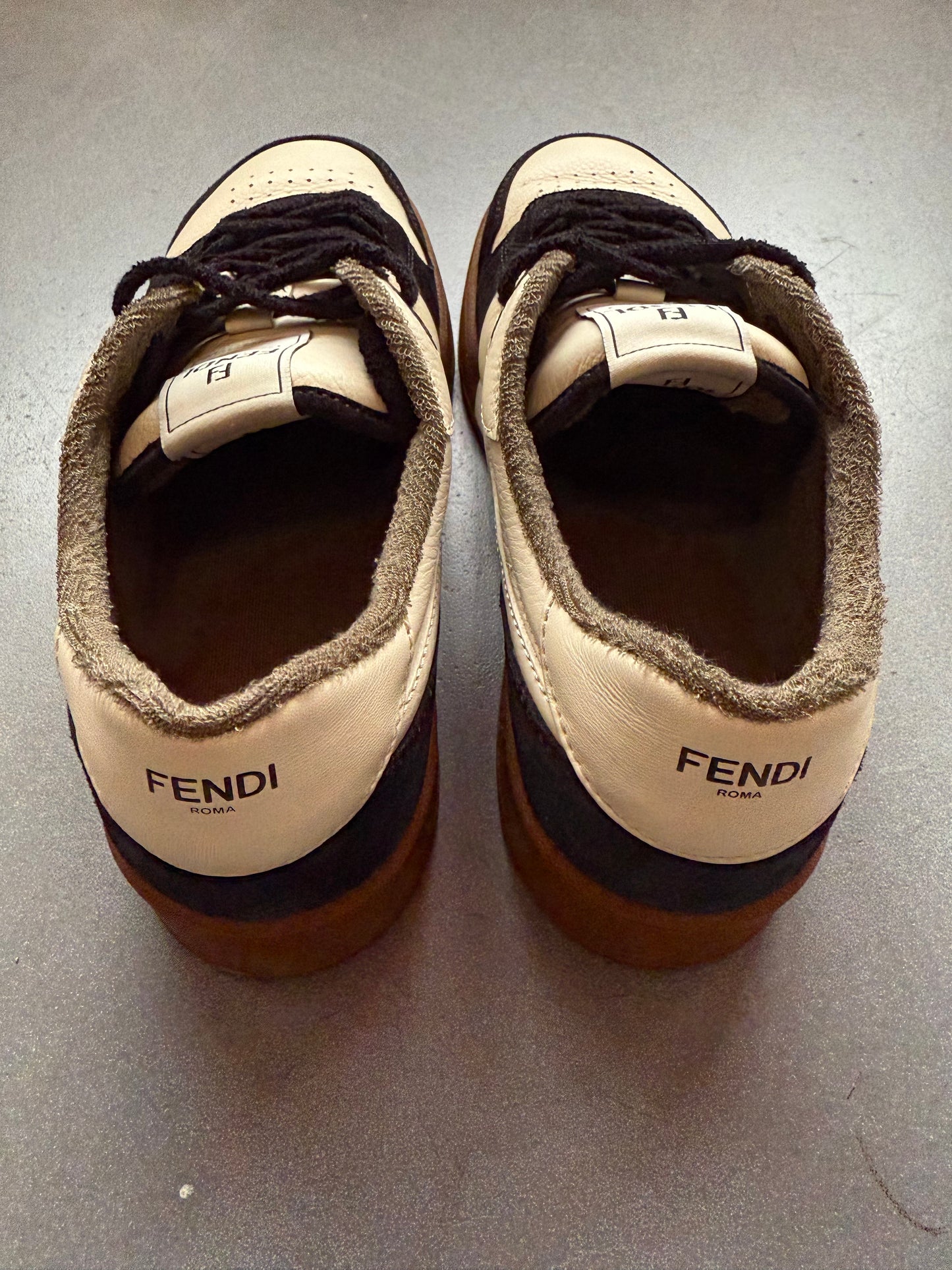 SIZE 10 FENDI MATCH LOW TOP LEATHER SNEAKERS (PRE-OWNED NO BOX)