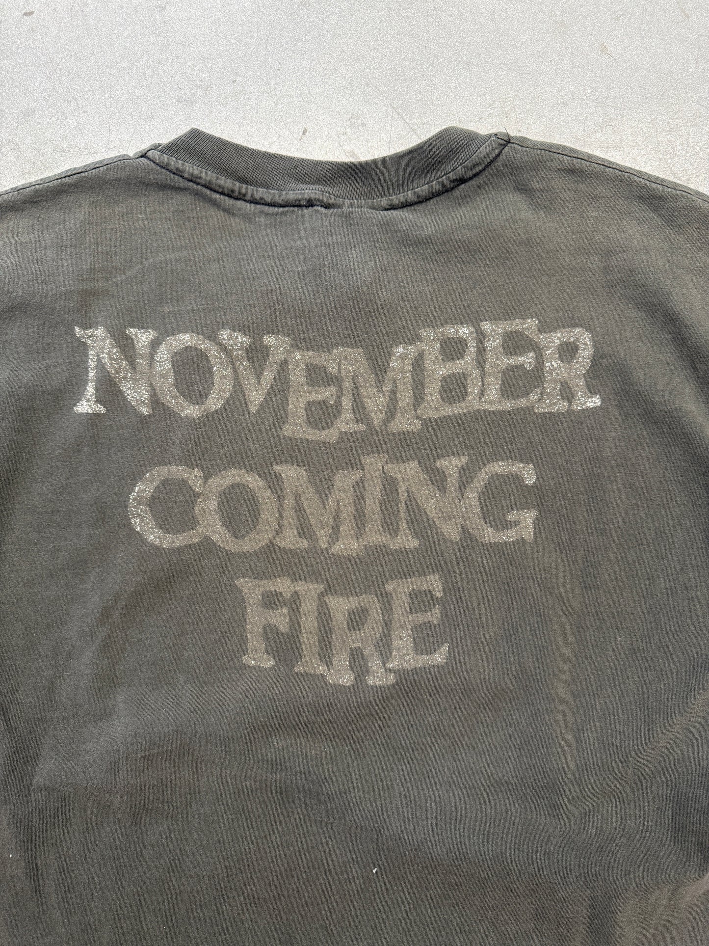 90'S SAMHAIN NOVEMBER COMING FIRE TEE (GIANT TAG)