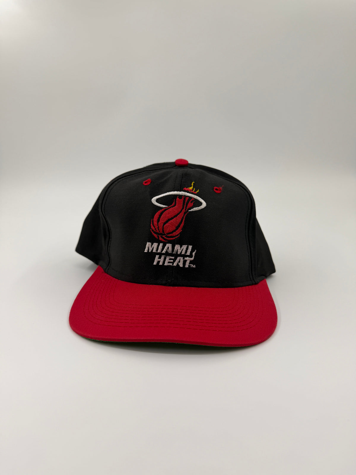 90'S MIAMI HEAT LOGO 7 SNAPBACK HAT BLACK/RED