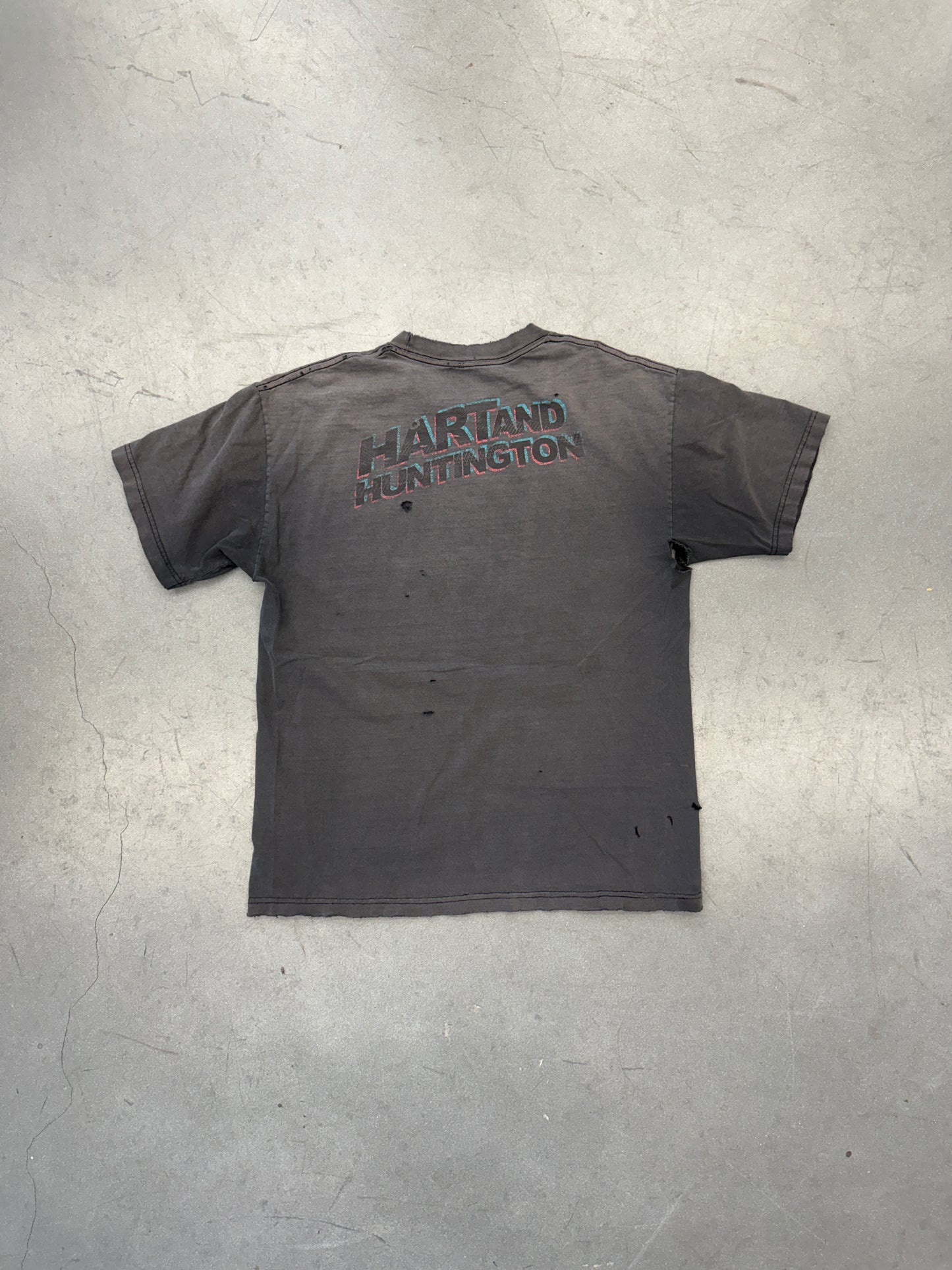 Y2K HART AND HUNTINGTON 3D LOGO DISTRESSED TEE (PULLED TAG)