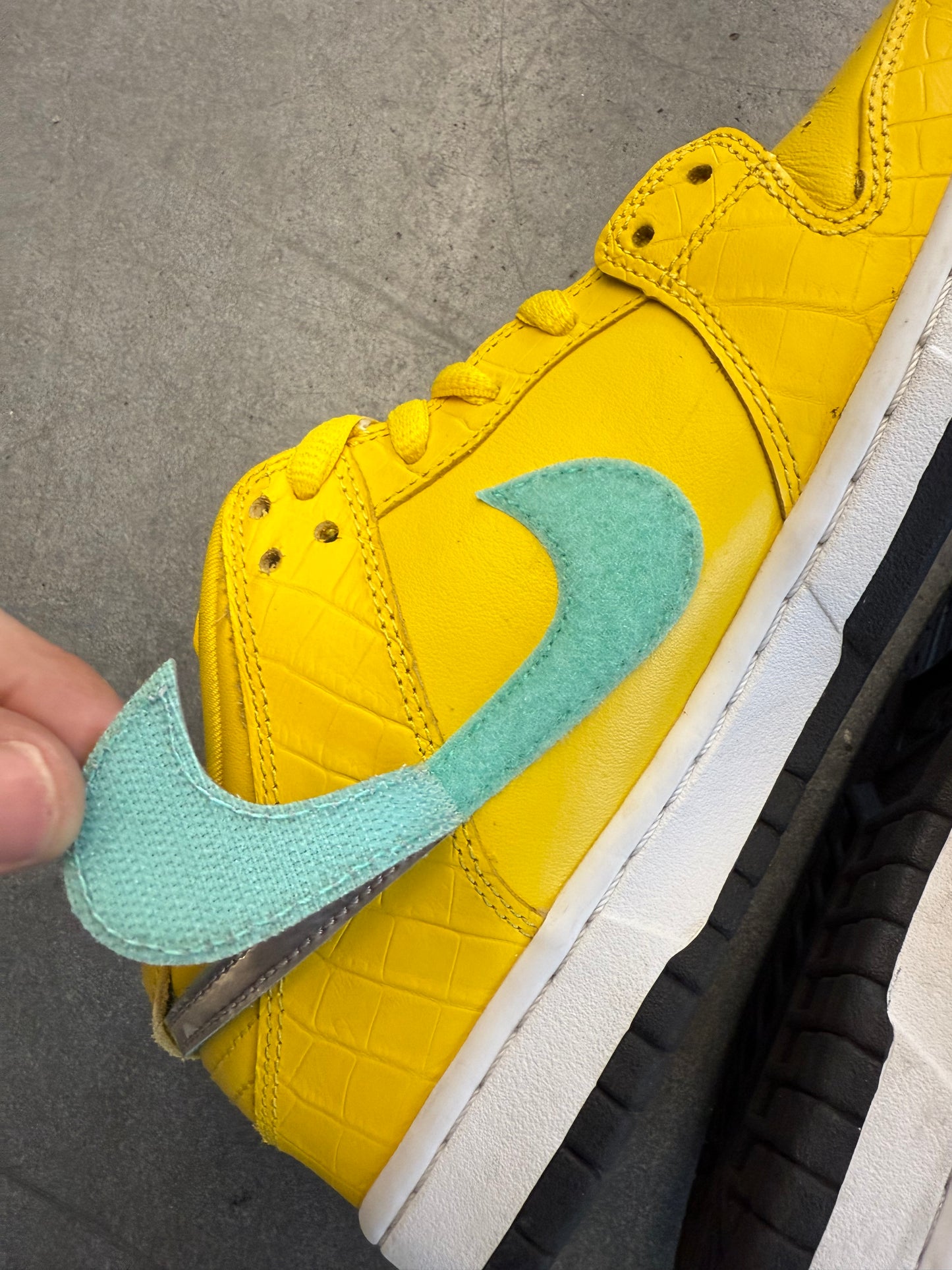 2018 SIZE 8 NIKE SB DUNK LOW DIAMOND SUPPLY CO. CANARY YELLOW [LIL WAYNE'S PERSONAL PAIR] (PRE-OWNED NO BOX)