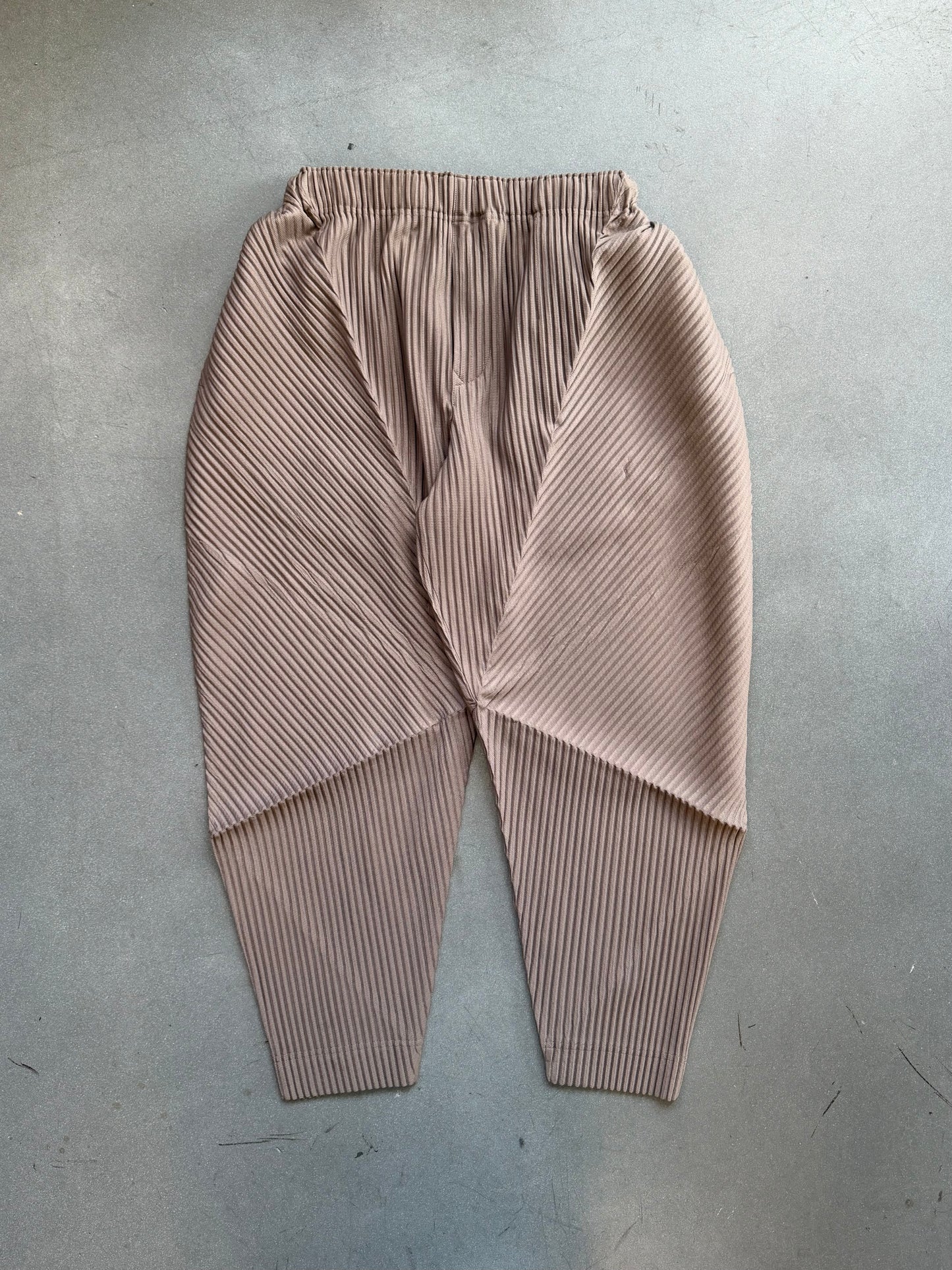 HOMME PLISSE ISSEY MIYAKE PLEATED PANTS - ALPACA BROWN
