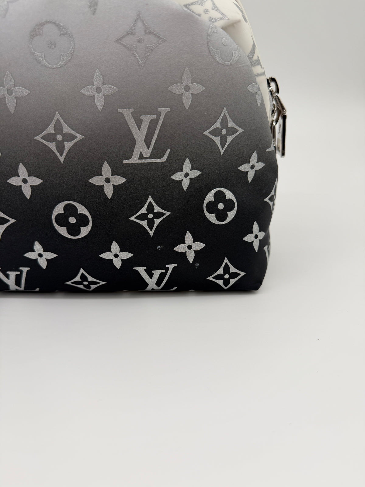2024 LOUIS VUITTON COSMETIC POUCH - FROST GRADIANT SILVER