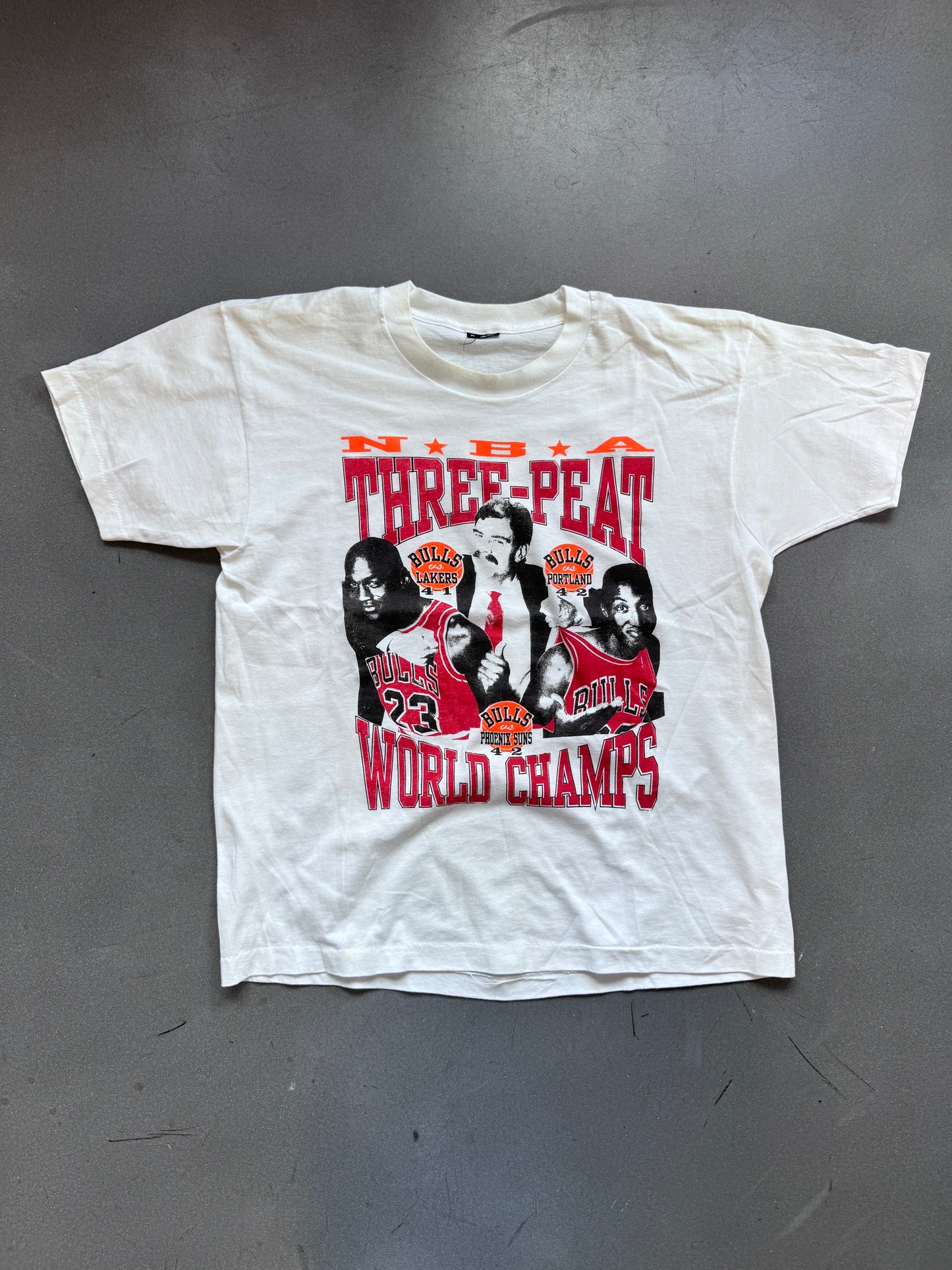 1993 NBA THREE-PEAT WORLD CHAMPS CHICAGO BULLS TEE (CUT FOTL BEST TAG)
