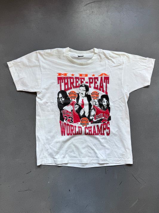 1993 NBA THREE-PEAT WORLD CHAMPS CHICAGO BULLS TEE (CUT FOTL BEST TAG)
