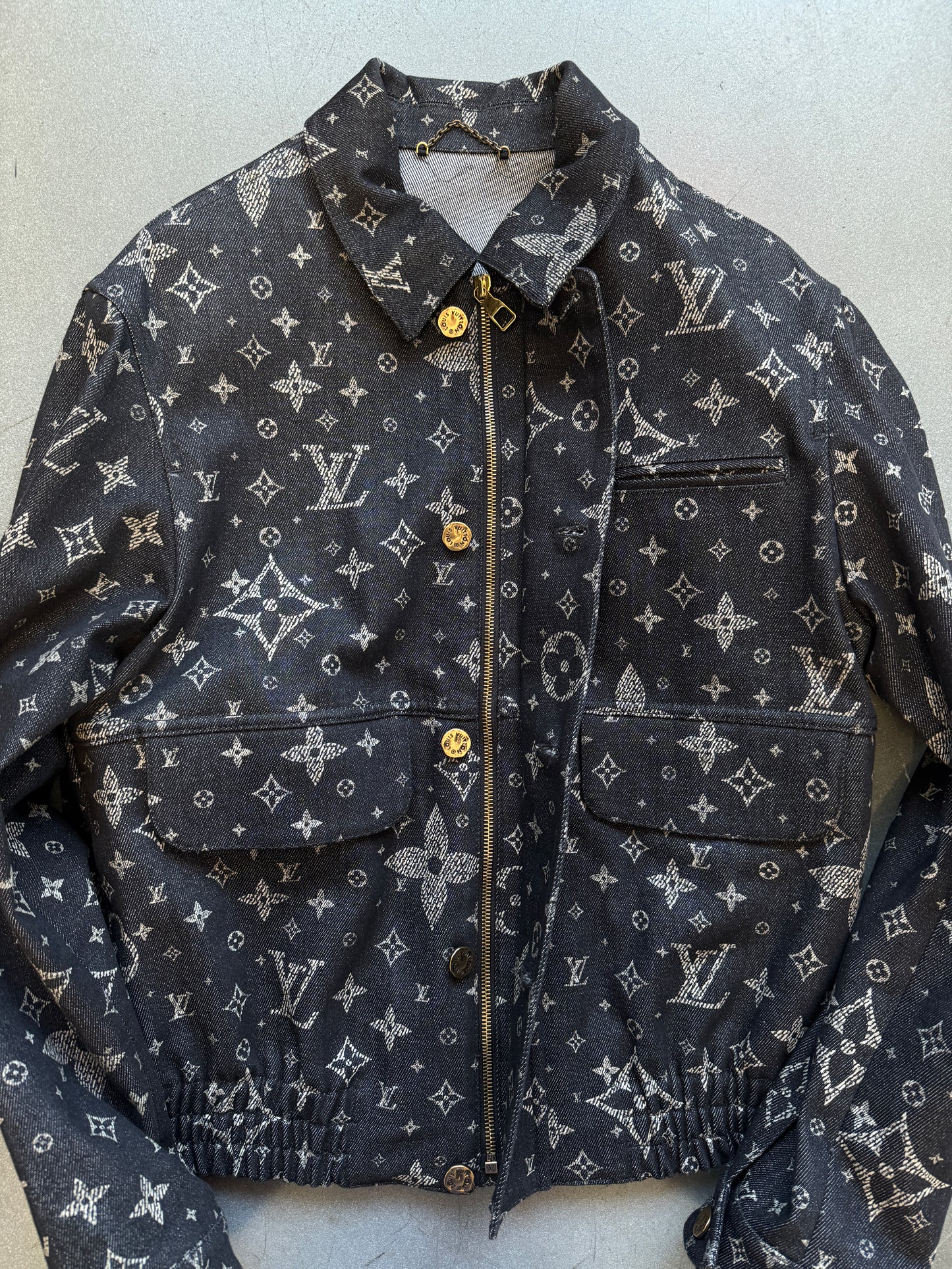 LOUIS VUITTON BLACK STARRY PRINT MONOGRAM DENIM FULL-ZIP BUTTON-UP JACKET - SIZE 46 (PRE-OWNED WITH GARMENT PROTECTOR)