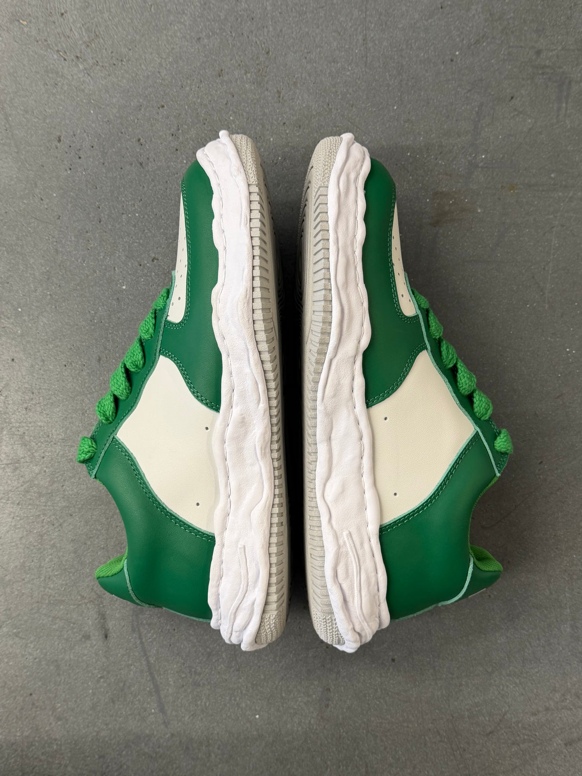 MAISON MIHARA YASUHIRO WAYNE OG SOLE GREEN & WHITE LEATHER LOW-TOP SNEAKERS (EU 44)