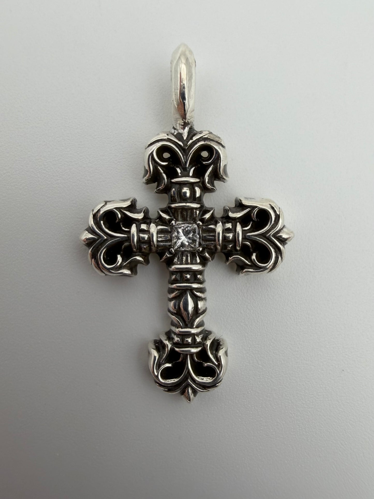 CHROME HEARTS TINY FILIGREE SILVER CROSS PENDANT SINGLE DIAMOND