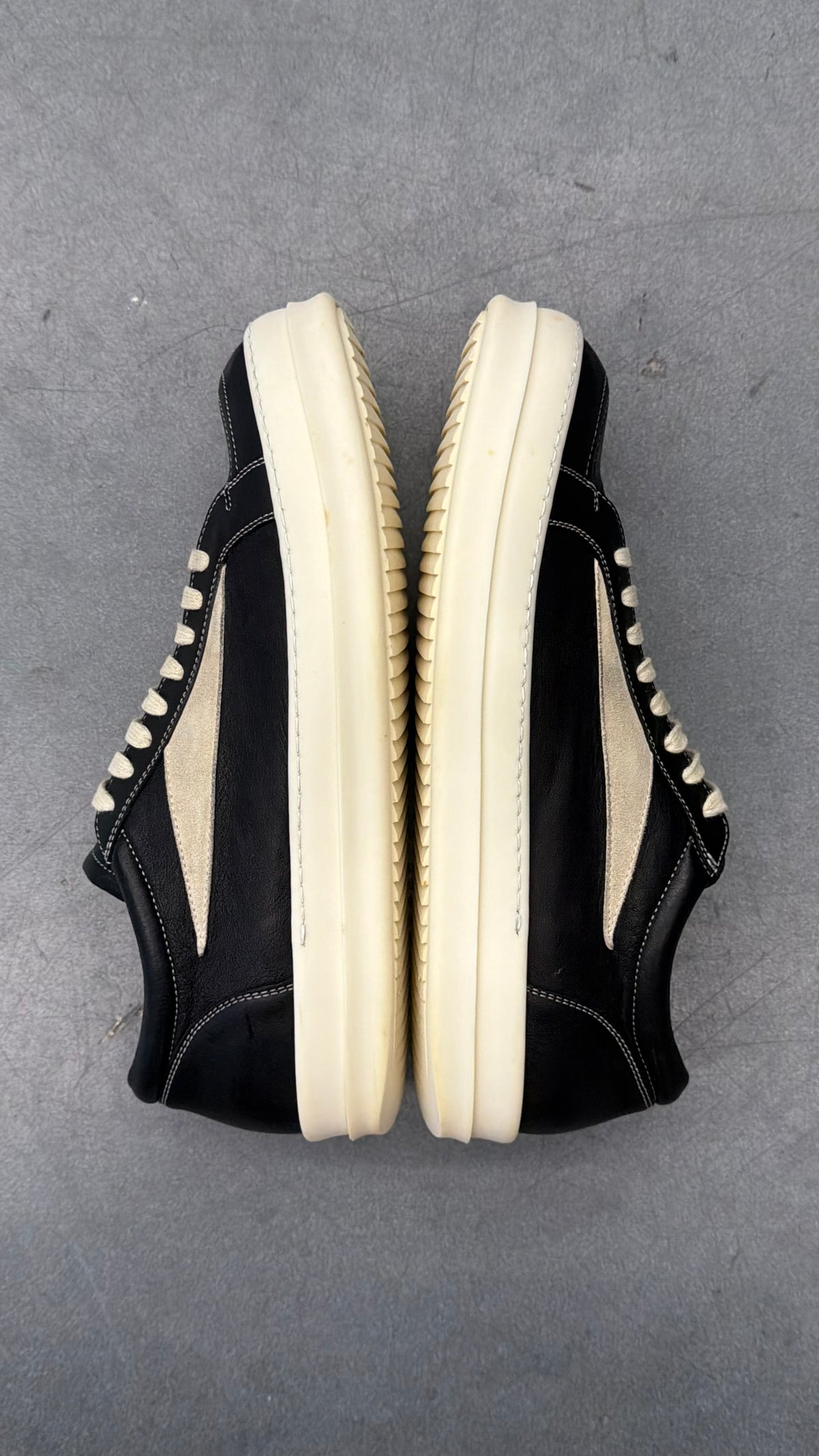 RICK OWENS EARLY VINTAGE LEATHER LOW SNEAKERS - BLACK/MILK (43)