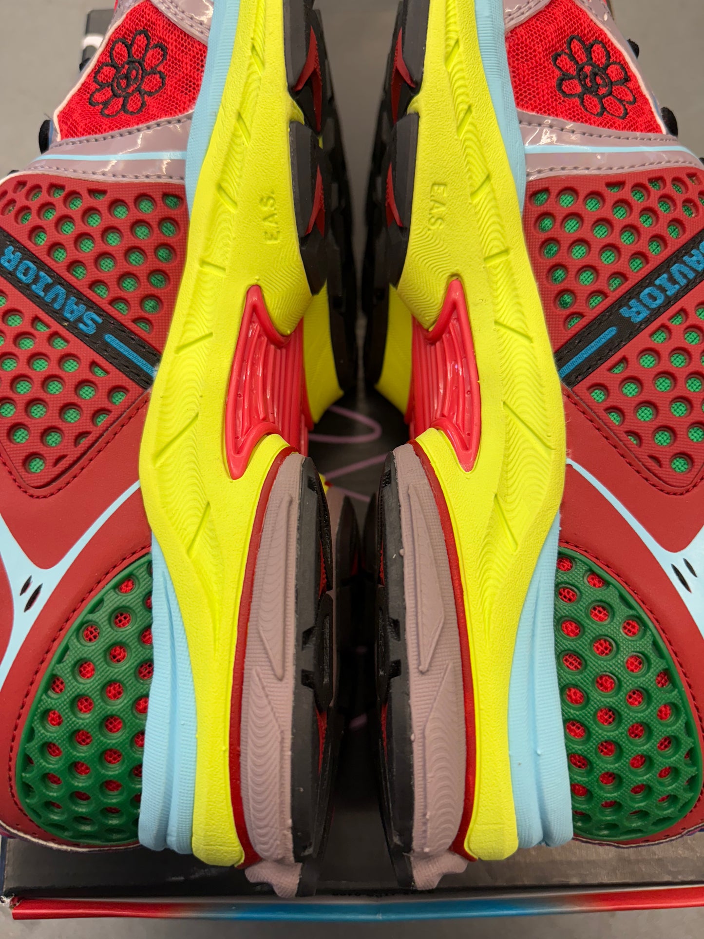 2025 SIZE 11.5 SAUCONY PROGRID TRIUMPH 4 JAE TIPS FLOWERS GROW UPTOWN POISON IVY