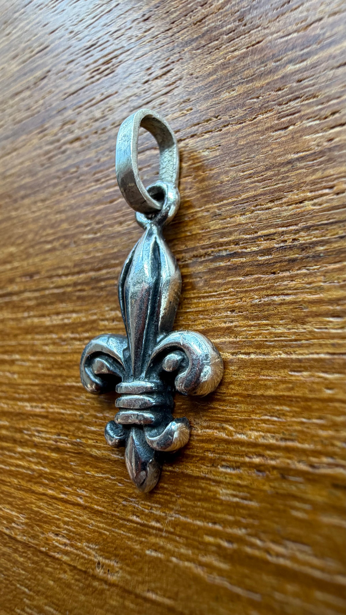 VINTAGE FLEUR DE LIS SILVER PENDANT