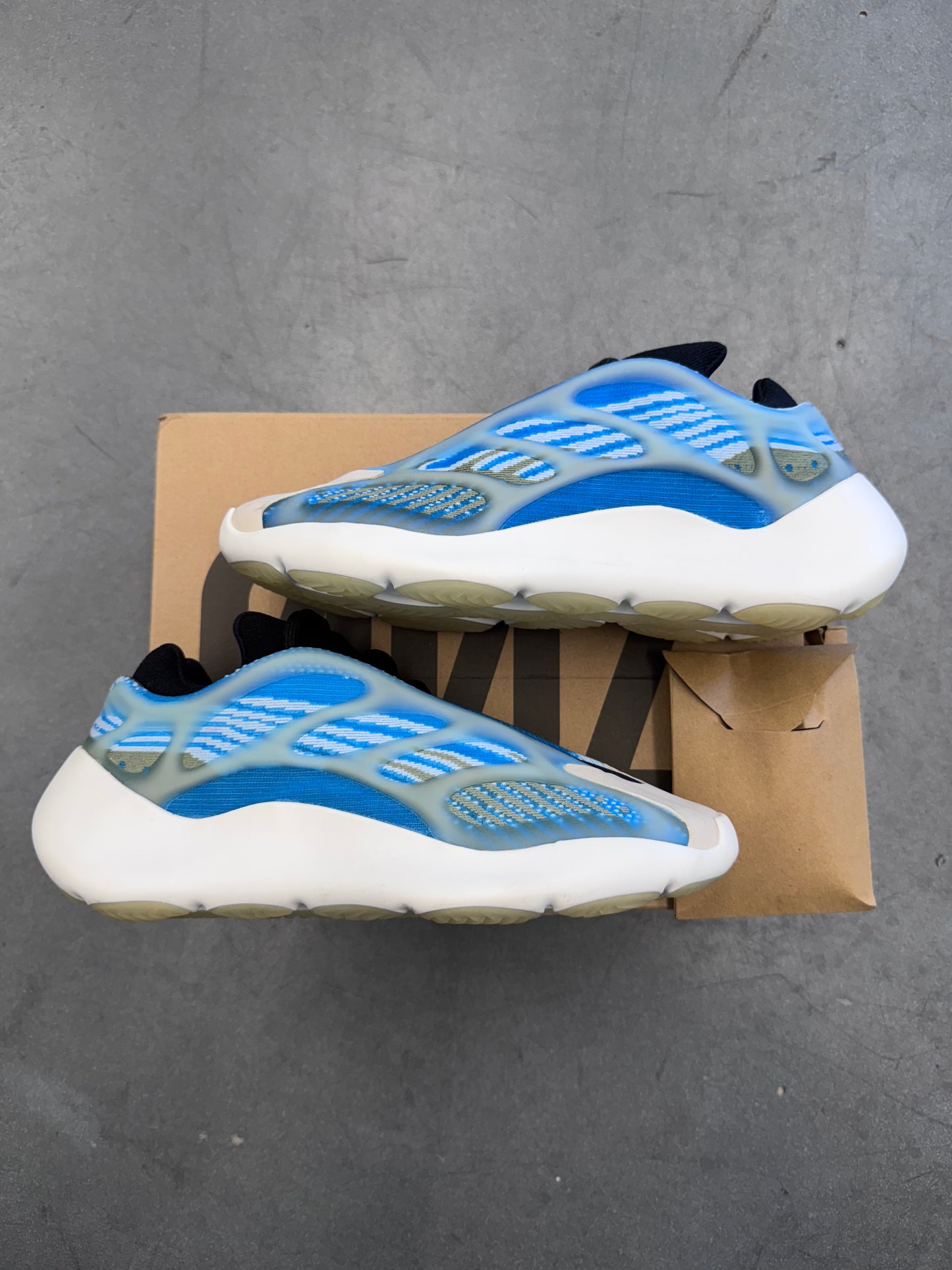 2020 SIZE 8 YEEZY 700 V3 ARZARETH (NEW WITH BOX)