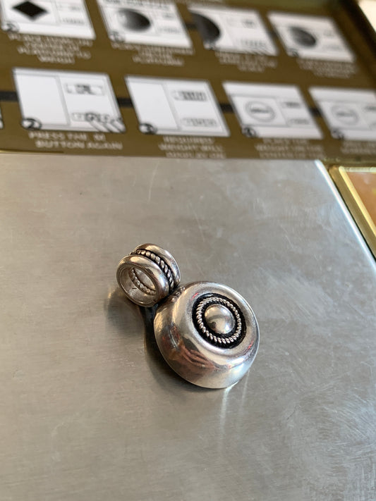 CIRCLE ROPE KNOT SILVER PENDANT (3.5 GRAMS)