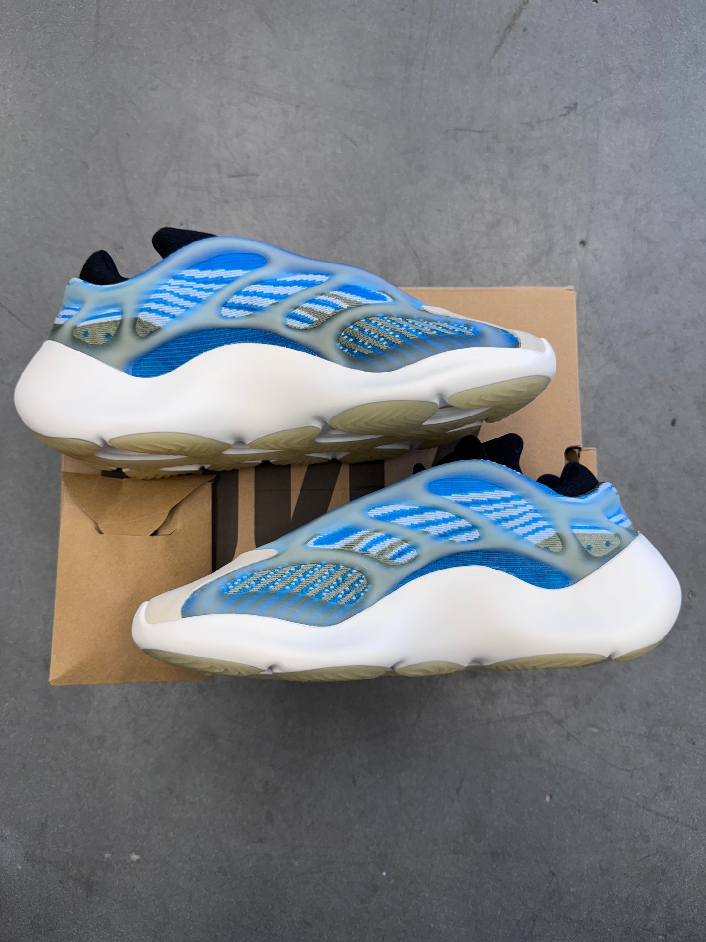 2020 SIZE 8 YEEZY 700 V3 ARZARETH (NEW WITH BOX)