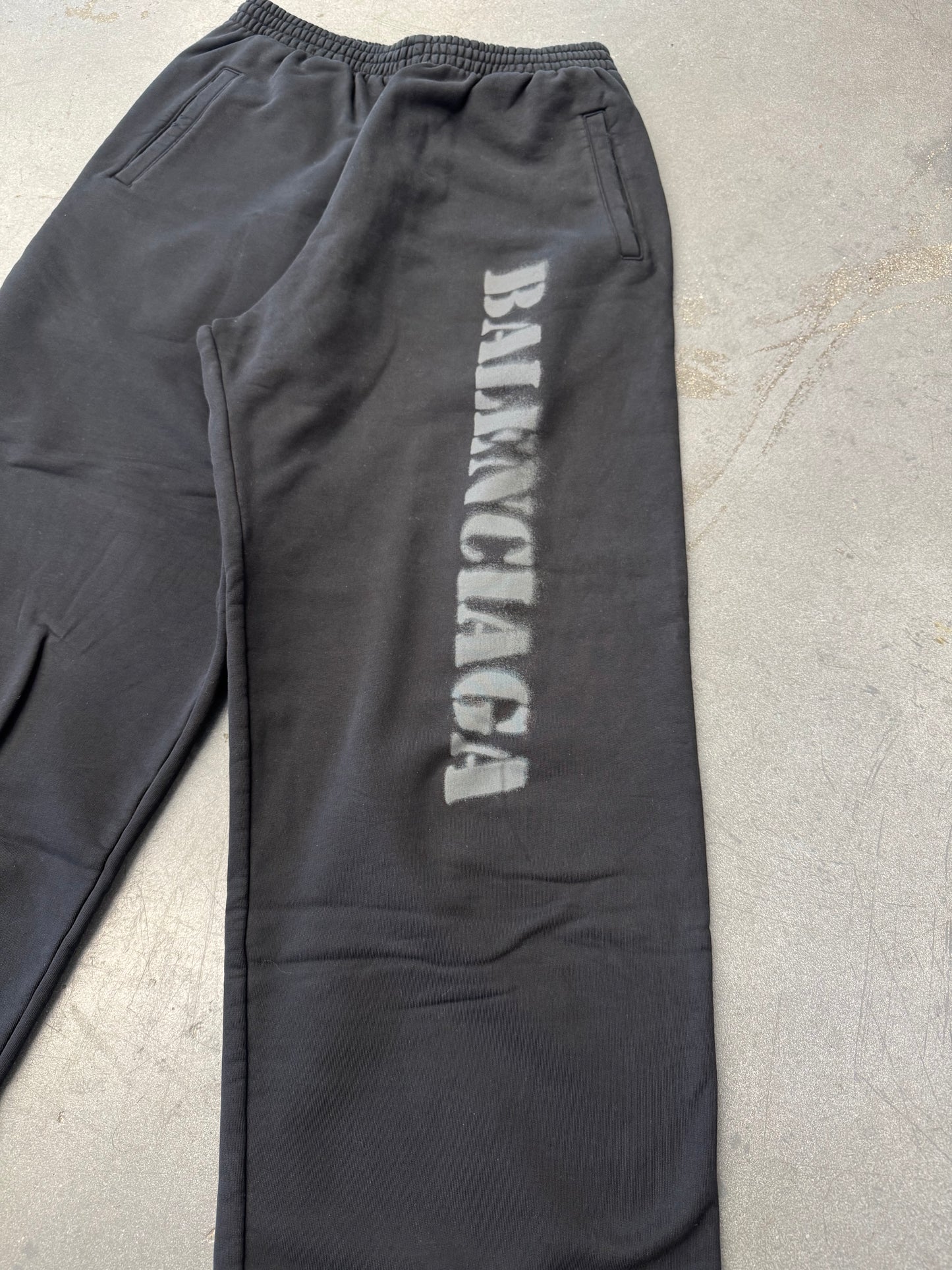 BALENCIAGA STENCIL TYPE BAGGY SWEATPANT - BLACK