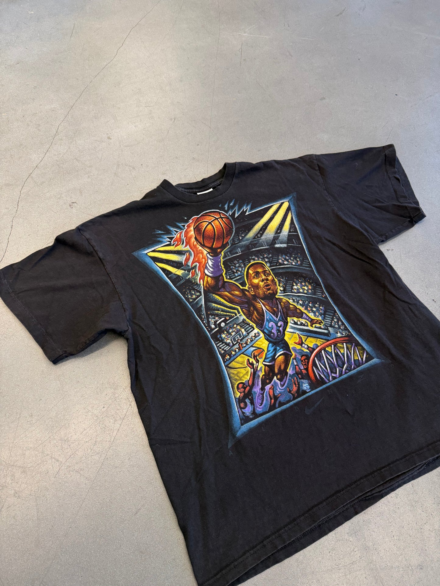 90S NIKE ALONZO MOURNING HORNETS POSTER TEE (GREY NIKE TAG)