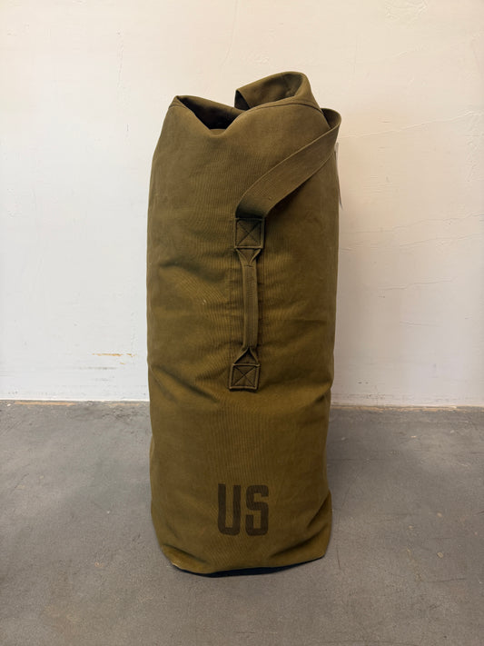 VINTAGE U.S. MILITARY OLIVE DRAB CANVAS DUFFEL BAG / SEA BAG
