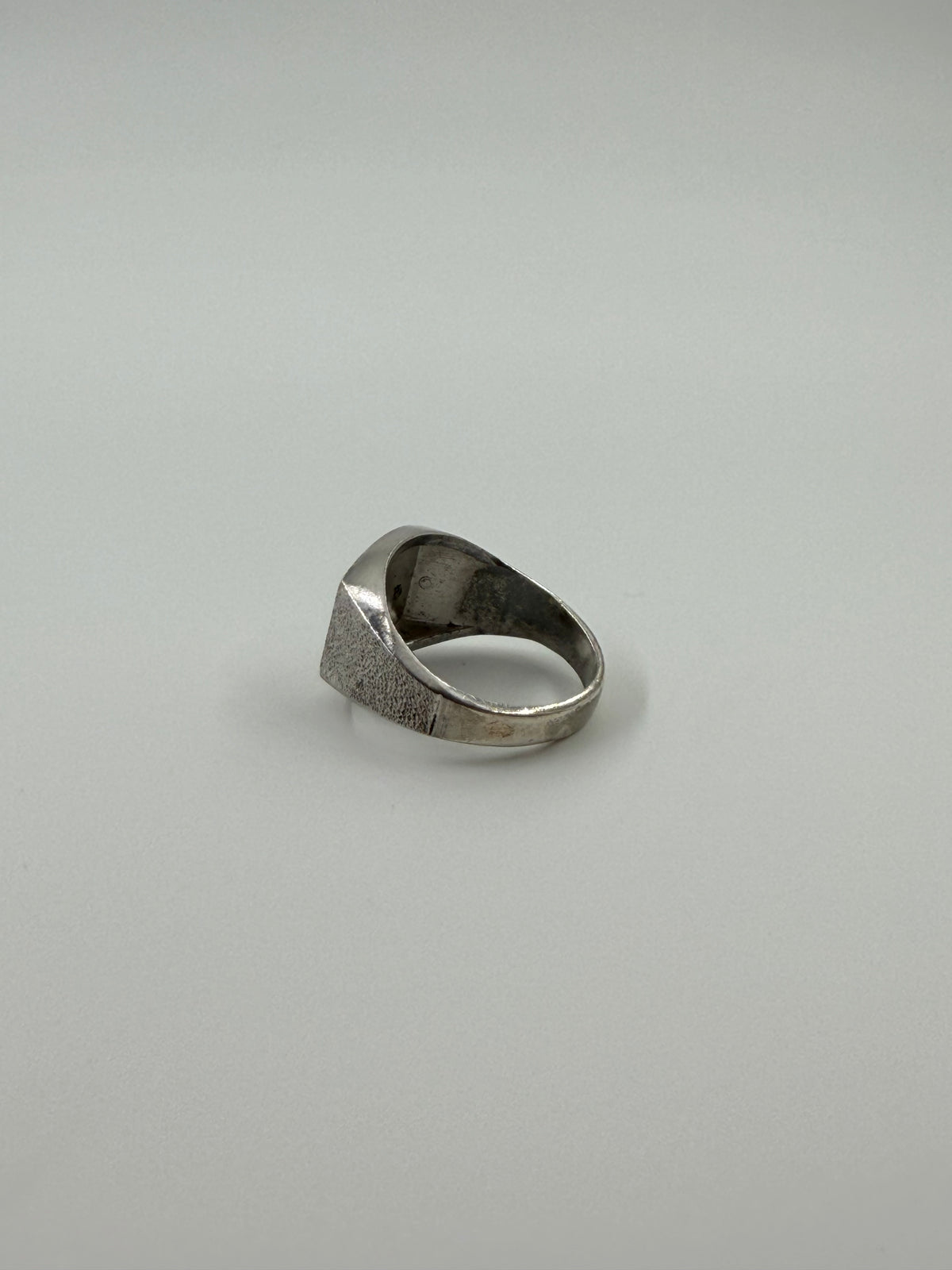 VINTAGE OLD ENGLISH "A" SIGNET SILVER RING (6.4 GRAMS)
