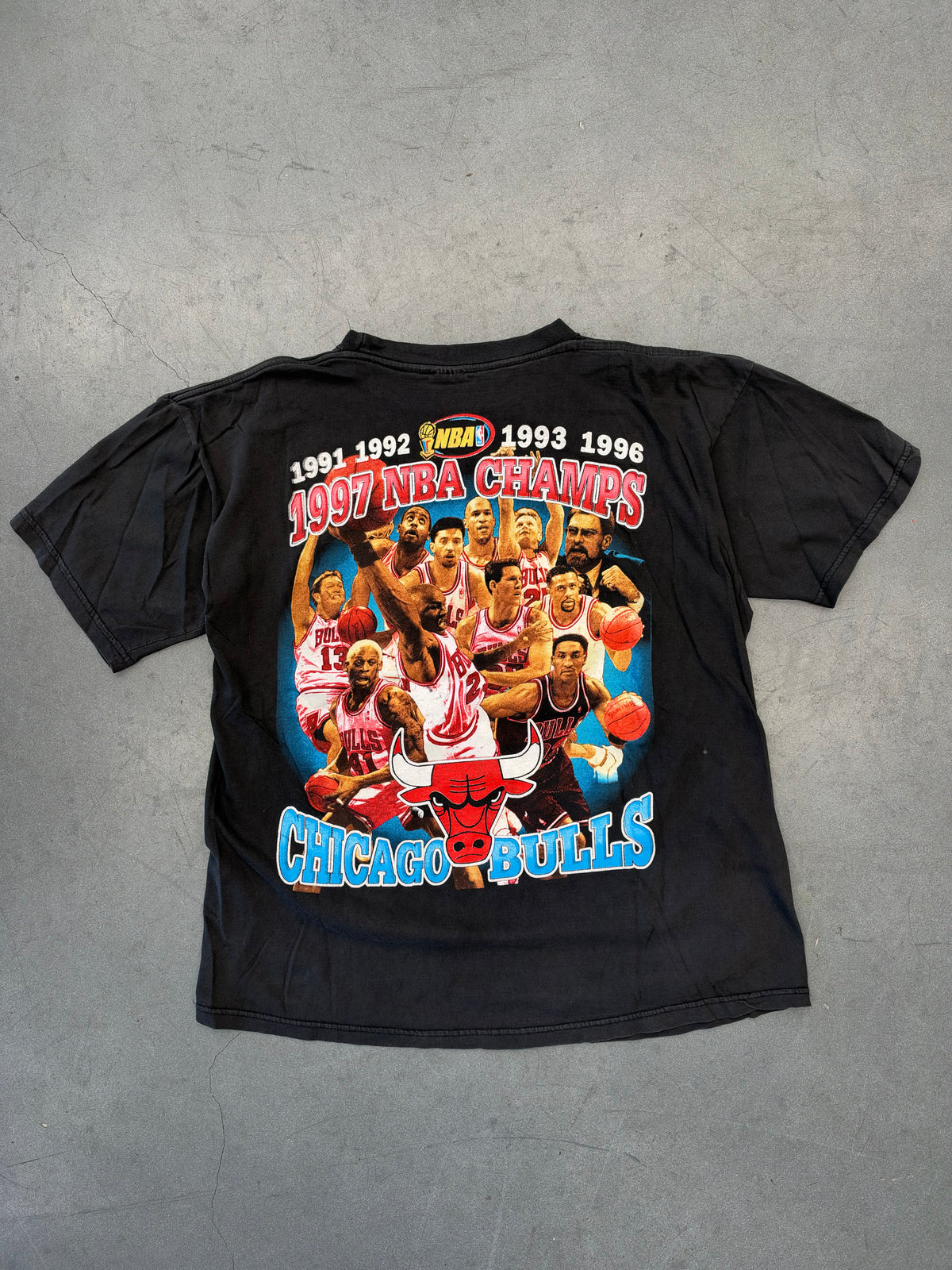 1997 CHICAGO BULLS 5 TIME NBA CHAMPIONS RINGS BOOTLEG RAP-STYLE TEE (ONE SIZE TAG)