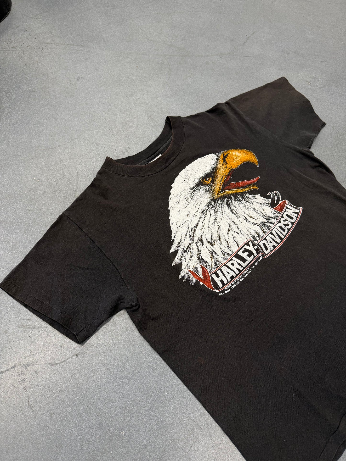 1980'S HARLEY DAVIDSON PIERCE DEKALB, ILLINOIS TEE (HANES BEEFY TEE TAG)