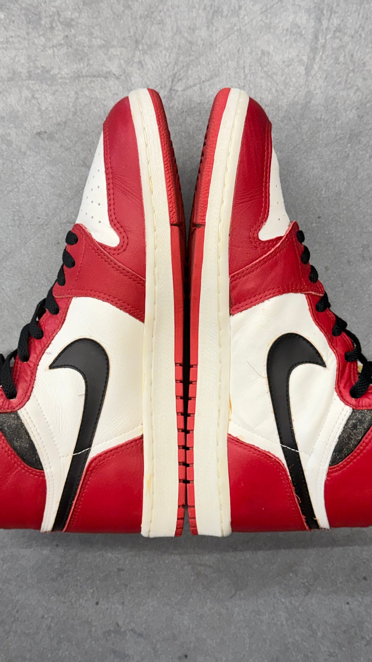 1985 AIR JORDAN 1 HIGH - CHICAGO (GENTLY USED) (E)
