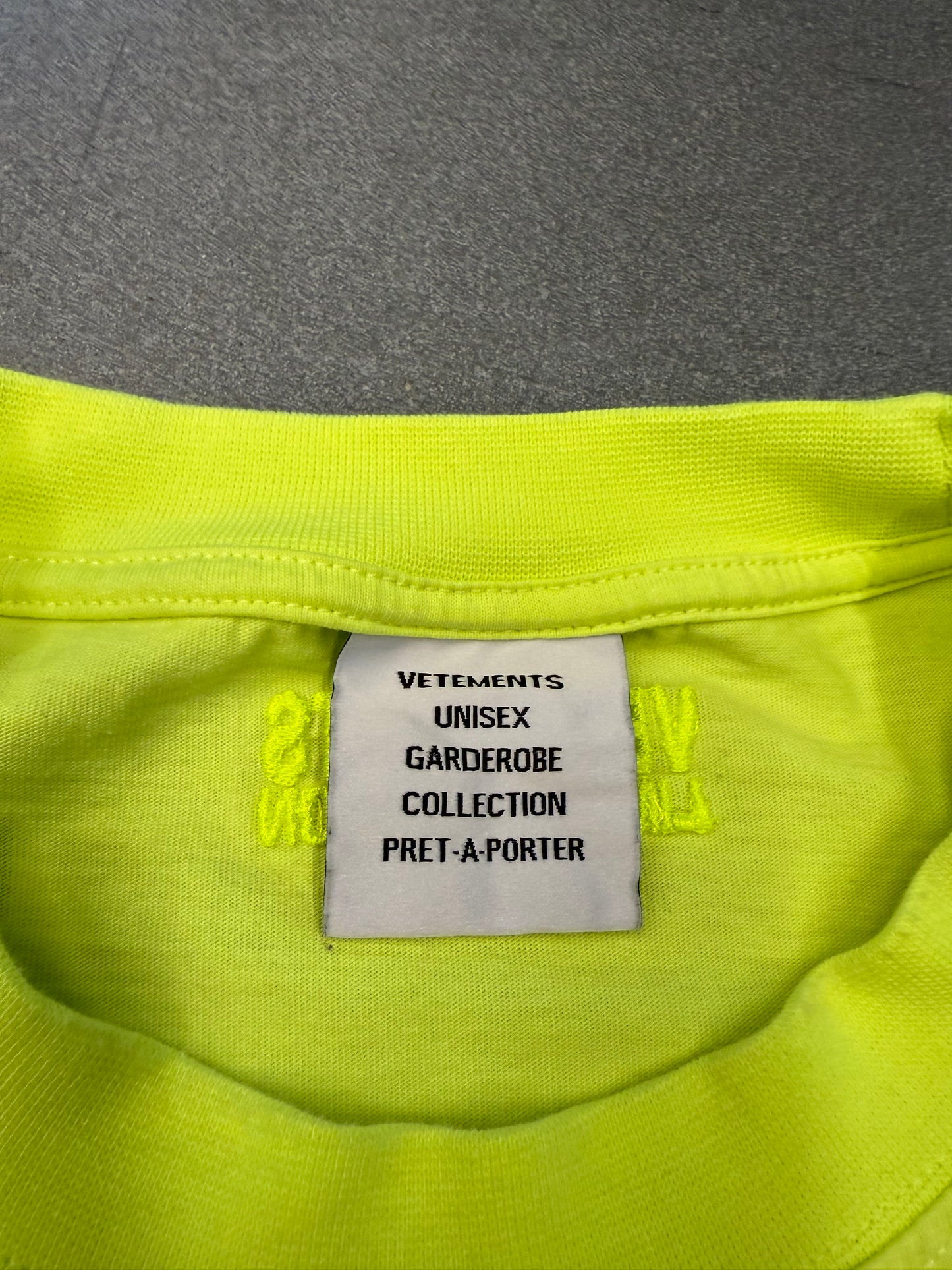 VETEMENTS "HELLO MY NAME IS" TEE - NEON YELLOW