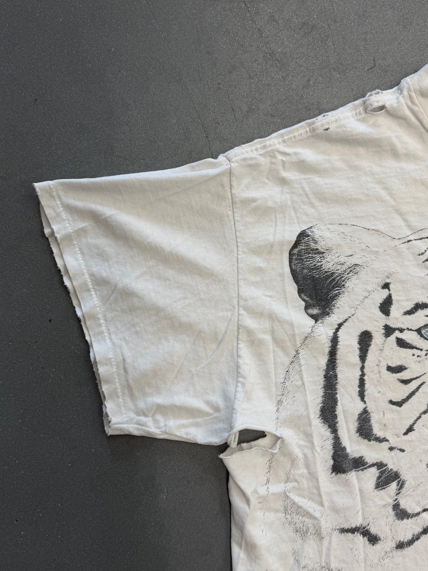 90S WHITE TIGER DISTRESSED NATURE TEE (PULLED TAG)