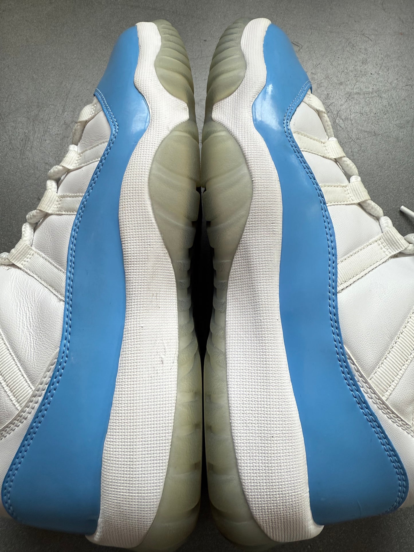 2017 SIZE 10.5 JORDAN 11 RETRO LOW UNIVERSITY BLUE (PRE-OWNED NO BOX)