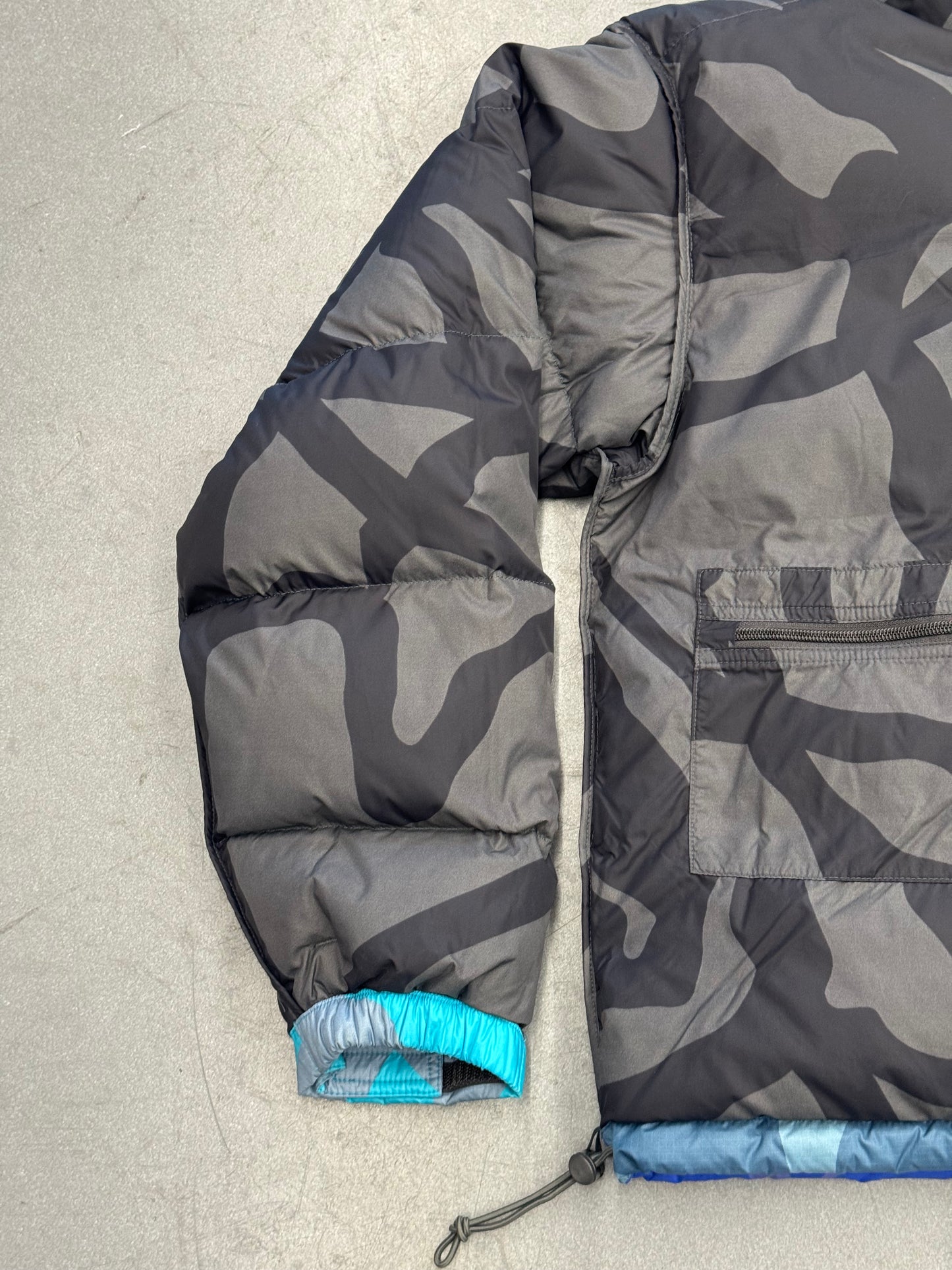 KAWS X THE NORTH FACE RETRO 1996 JACKET - MONTEREY BLUE NUPTSE PRINT